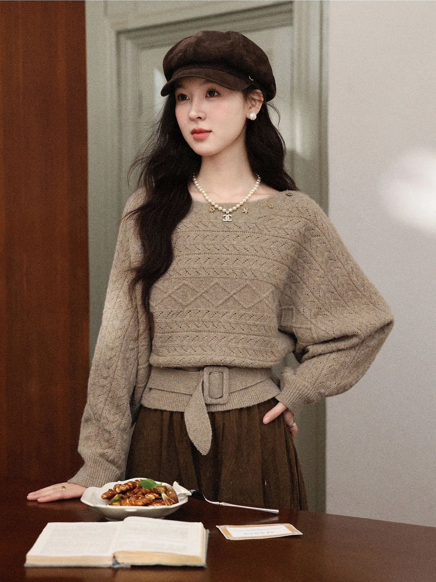 Женский вязаный свитер цвета оливкового ореха с эффектом утяжки на талии, в стиле ретро, прямого кроя, с длинными рукавами, круглый вырез горловины.
Женский вязаный свитер цвета оливкового ореха с эффектом утяжки на талии, в стиле ретро, прямого кроя, с длинными рукавами, круглый вырез горловины.