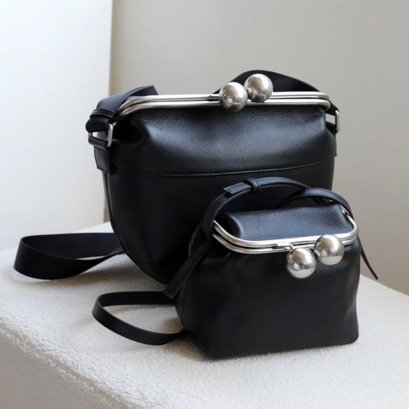 Брендовая черная кожаная сумка через плечо с металлической пряжкой, декор, минималистичный регулируемый ремень, сумка через плечо, дизайн с зажимом, женская сумка
Брендовая черная кожаная сумка через плечо с металлической пряжкой, декор, минималистичный регулируемый ремень, сумка через плечо, дизайн с зажимом, женская сумка