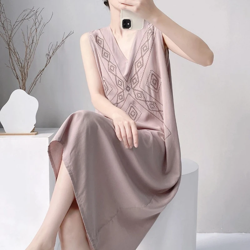 Elegant Women's Sleeveless V Neck Embroidered Midi Dress With Geometric Pattern Loose Fit Straight Cut Summer Casual Wear
Elegant Women's Sleeveless V Neck Embroidered Midi Dress With Geometric Pattern Loose Fit Straight Cut Summer Casual Wear