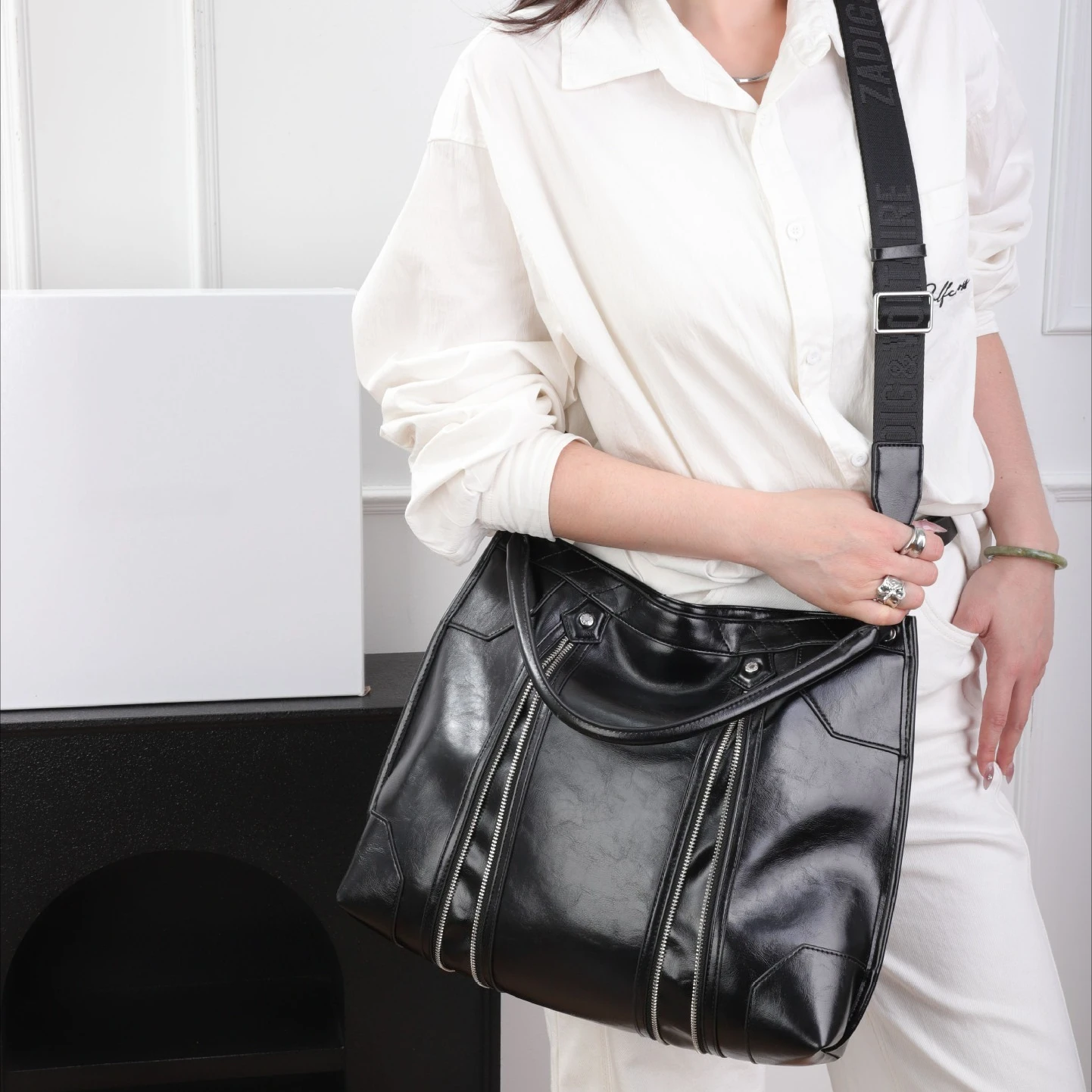 2026 New Style Women's Bag - Casual Women's Shoulder Crossbody Bag - Large Capacity Fashion Handbag - With Winged LOGO
2026 New Style Women's Bag - Casual Women's Shoulder Crossbody Bag - Large Capacity Fashion Handbag - With Winged LOGO