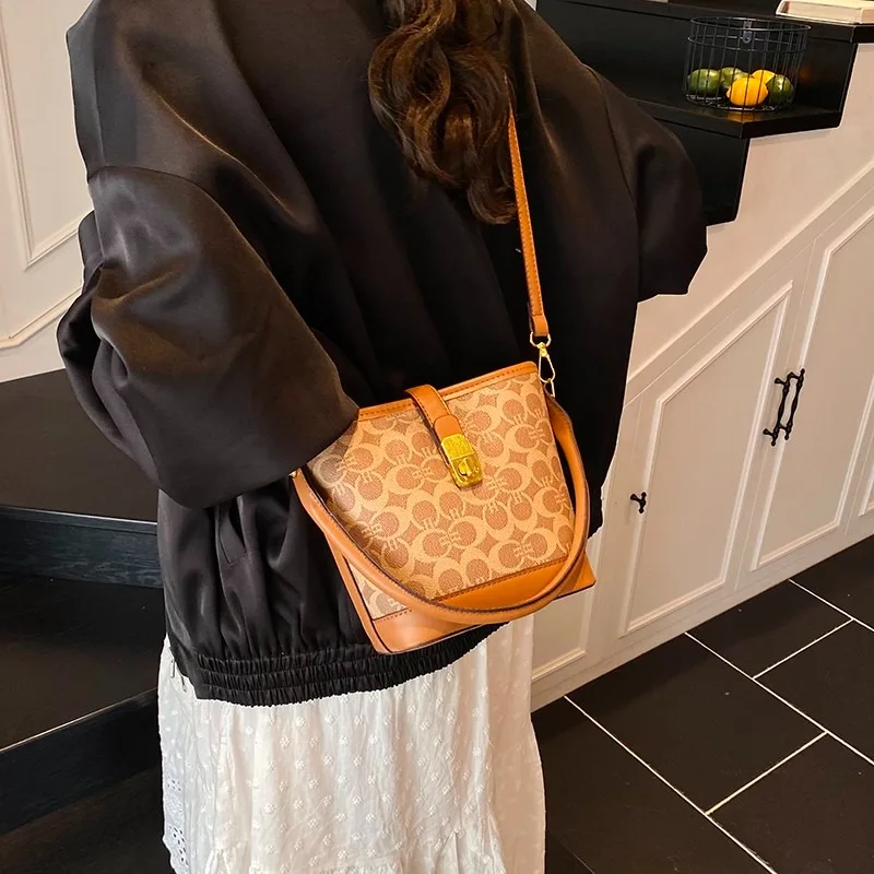 Fashionable Ladies Leather Shoulder Bag Designer Crossbody Handbag Women's Durable Tote Bag With Elegant Gold Hardware
Fashionable Ladies Leather Shoulder Bag Designer Crossbody Handbag Women's Durable Tote Bag With Elegant Gold Hardware