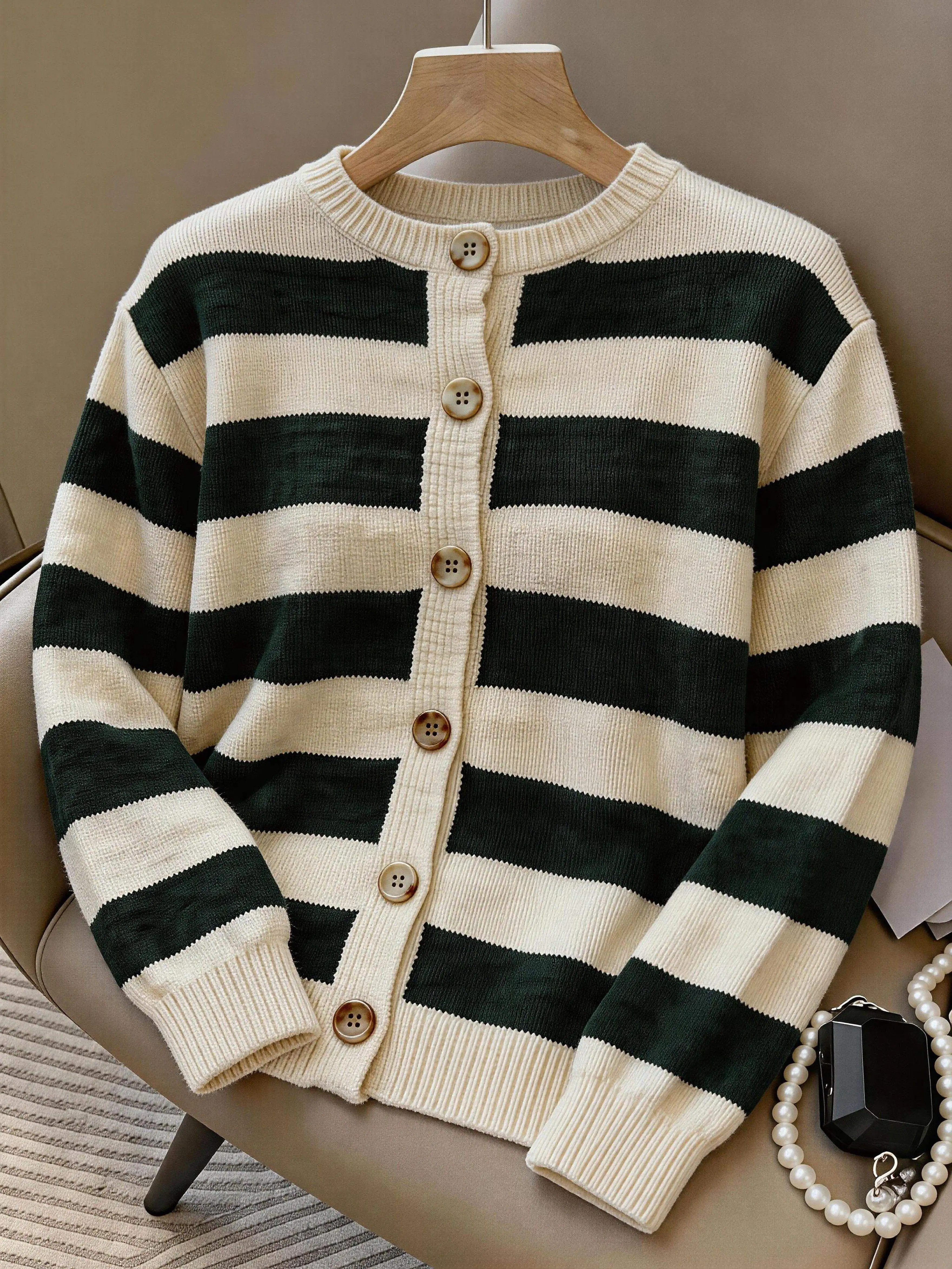 Cárdigan Mujer Tallas Grandes a Rayas, Tejido Suave con Botones, Estilo Casual para Otoño y Capas
Cárdigan Mujer Tallas Grandes a Rayas, Tejido Suave con Botones, Estilo Casual para Otoño y Capas
