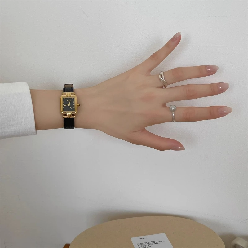 2025 New Fashion Ladies Watch Simple Vintage Roman Dial Quartz Watch Leather Strap Women Wristwatches Para Mujer
2025 New Fashion Ladies Watch Simple Vintage Roman Dial Quartz Watch Leather Strap Women Wristwatches Para Mujer