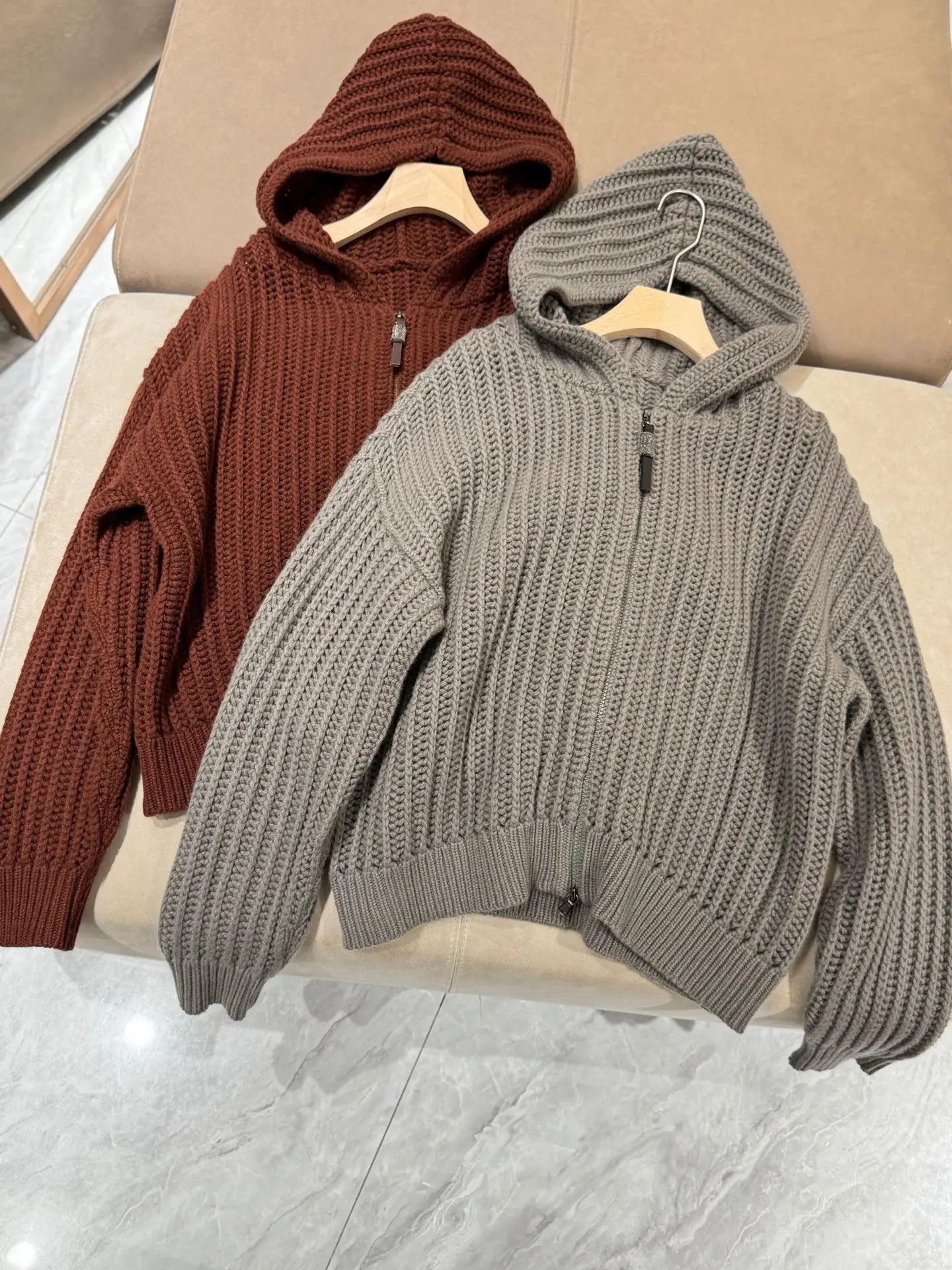 Женский универсальный кардиган на молнии с капюшоном и грубой иглой из кашемировой шерсти
Женский универсальный кардиган на молнии с капюшоном и грубой иглой из кашемировой шерсти