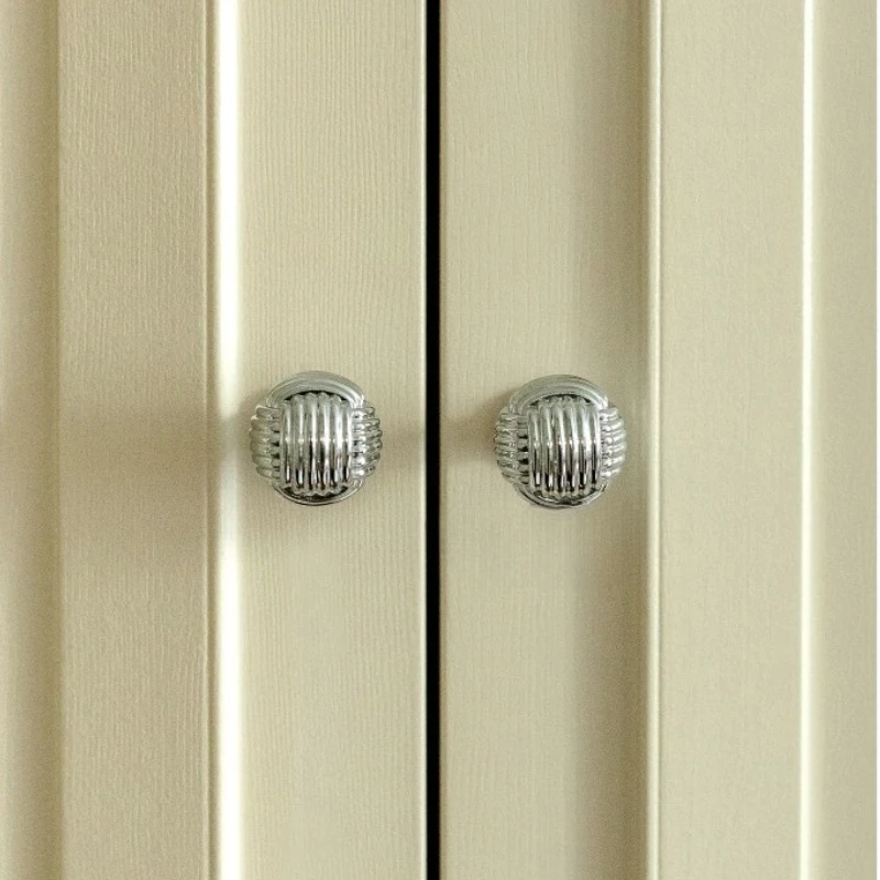 Retro Yarn Ball Cabinet Door Buckle - Solid Brass Decorative Drawer Pull for Wardrobe Vanity Cabinet Furniture
Retro Yarn Ball Cabinet Door Buckle - Solid Brass Decorative Drawer Pull for Wardrobe Vanity Cabinet Furniture