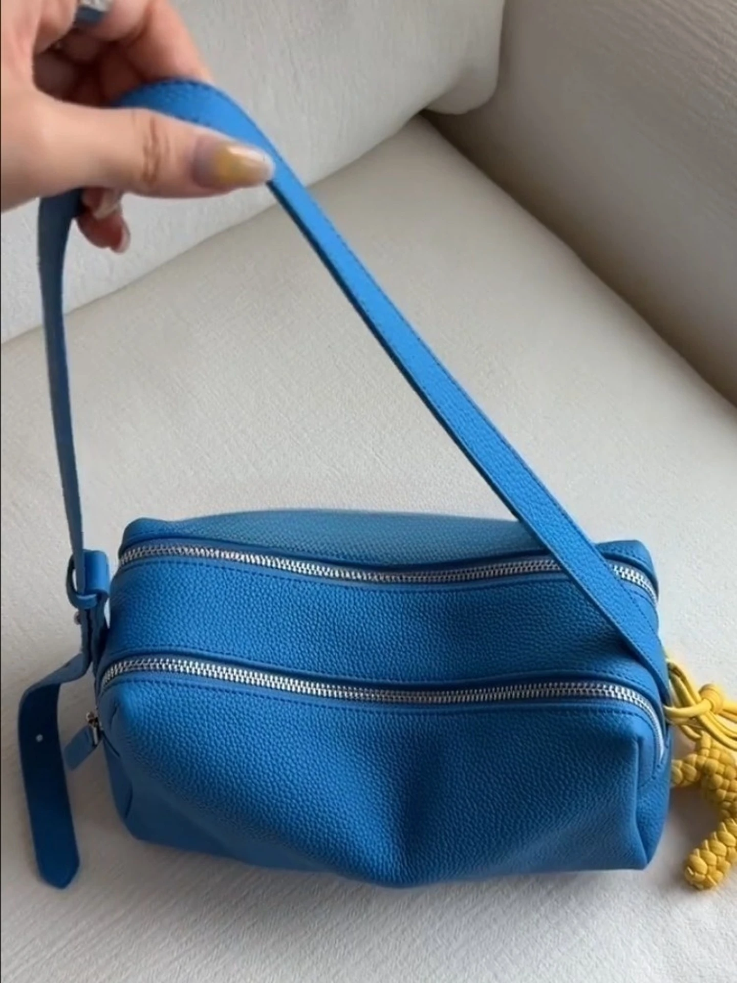 Blue Commuter Dual Compartment Pillow Bag Women's 2026 New High-End Single Shoulder Slant Cross Boston Bag Summer
Blue Commuter Dual Compartment Pillow Bag Women's 2026 New High-End Single Shoulder Slant Cross Boston Bag Summer