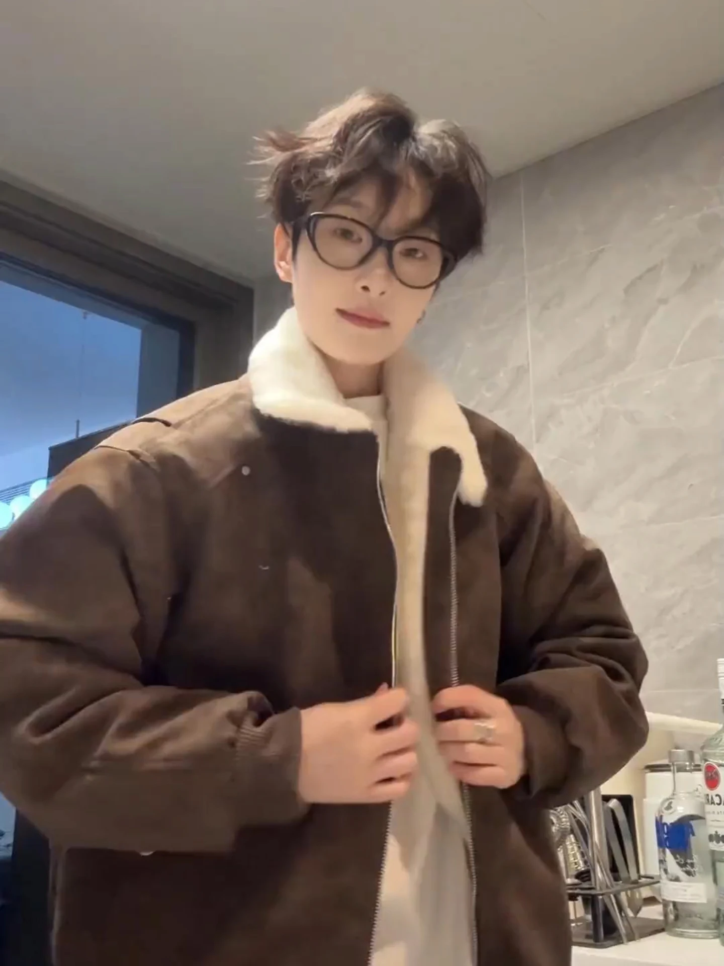 Коричневая утепленная куртка из ПУ-кожи и хлопка для мужчин, зимнее пальто с воротником из овечьего вельвета, короткая верхняя одежда в американском стиле, теплая молодежная модная модель
Коричневая утепленная куртка из ПУ-кожи и хлопка для мужчин, зимнее пальто с воротником из овечьего вельвета, короткая верхняя одежда в американском стиле, теплая молодежная модная модель