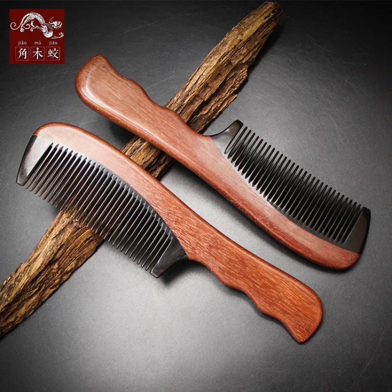 Расческа из красного сандалового дерева и рога буйвола для массажа и укладки волос.
Расческа из красного сандалового дерева и рога буйвола для массажа и укладки волос.