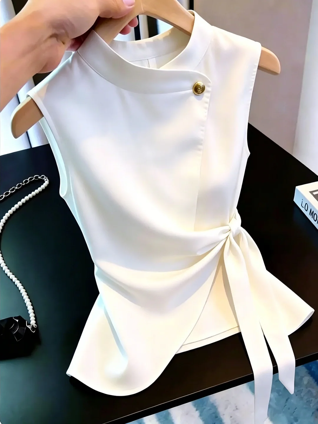 Summer Pure Color Minimalist Versatile Sleeveless Vest Slimming Belted Waist Fashionable Commute High-End Feeling Top
Summer Pure Color Minimalist Versatile Sleeveless Vest Slimming Belted Waist Fashionable Commute High-End Feeling Top