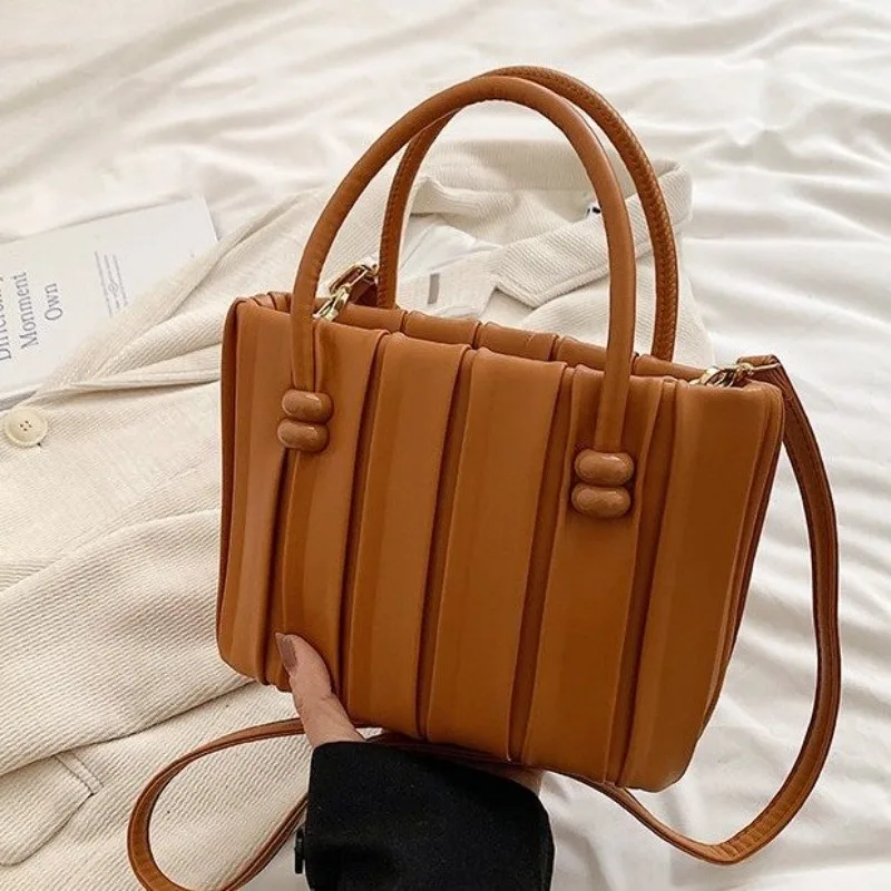 Simple Elegant Fashion Diaper Bags For Women Large Capacity Leather Shoulder Bag Minimalist Vintage Luxury Designer Tote
Simple Elegant Fashion Diaper Bags For Women Large Capacity Leather Shoulder Bag Minimalist Vintage Luxury Designer Tote