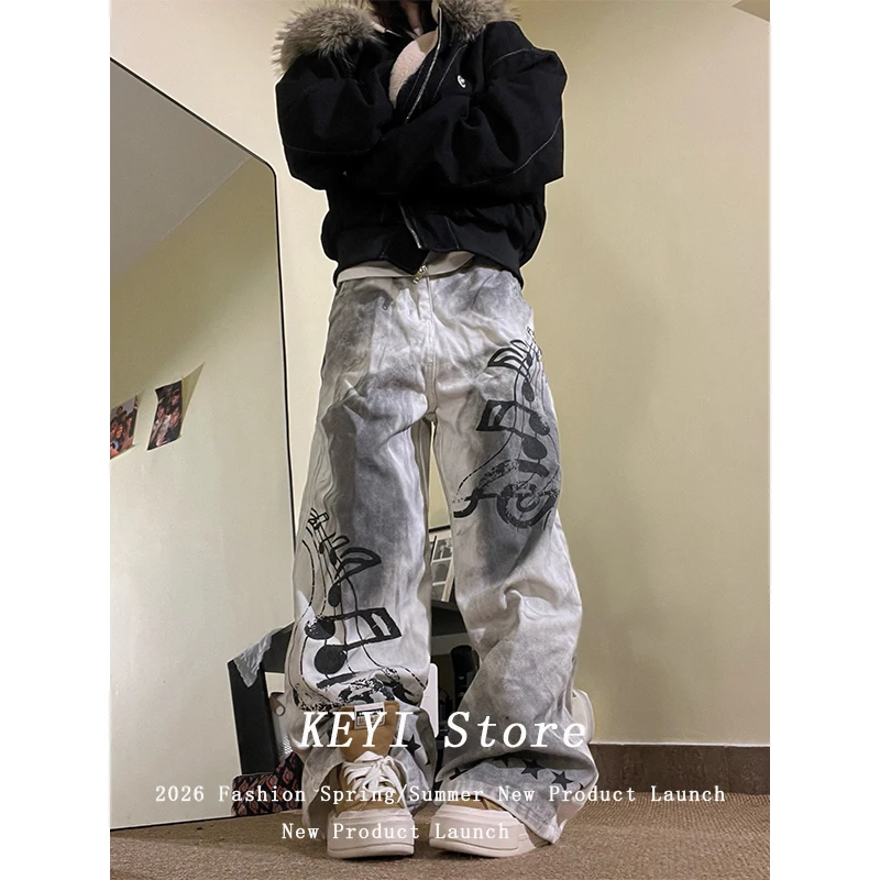 Винтажные женские джинсы с принтом граффити в стиле ретро, модные широкие джинсы с высокой талией для уличной моды, весна 2026
Винтажные женские джинсы с принтом граффити в стиле ретро, модные широкие джинсы с высокой талией для уличной моды, весна 2026