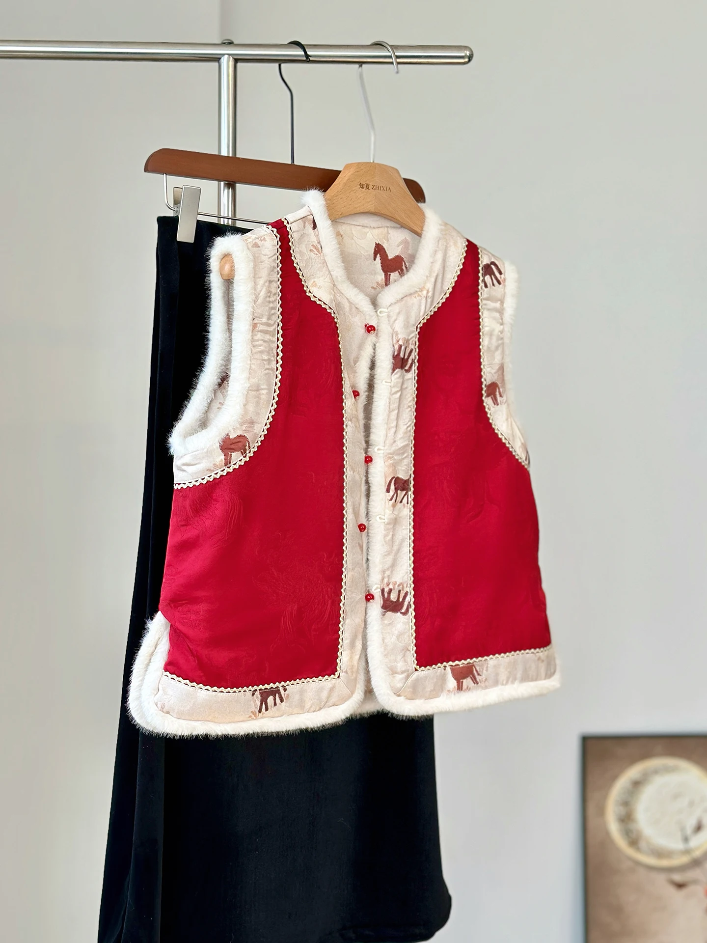 Red New Year Robe Double-Sided Wear Chinese Quilted Vest Women's Young Furry National Style Clothes
Red New Year Robe Double-Sided Wear Chinese Quilted Vest Women's Young Furry National Style Clothes