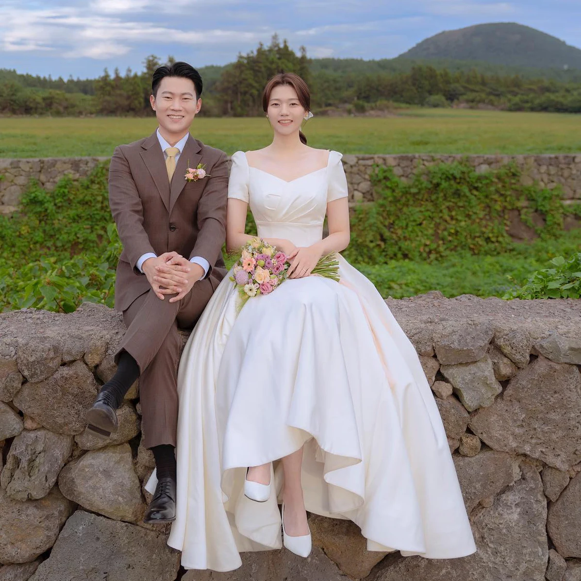 OEING V-Neck Korea Luxury Formal Wedding Dresses Simple White Short Sleeves 프롬드레스 Floor Length Elegant Bride Gowns Party Women
OEING V-Neck Korea Luxury Formal Wedding Dresses Simple White Short Sleeves 프롬드레스 Floor Length Elegant Bride Gowns Party Women