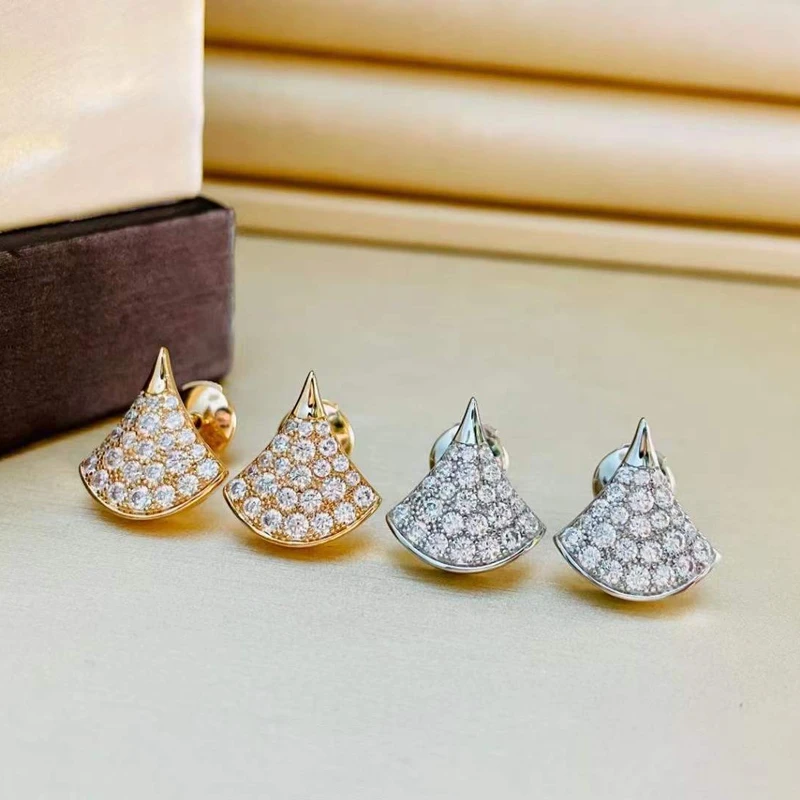 Original design: Sparkling zircon fan-shaped earrings for women, fashionable jewelry, exquisite gifts
Original design: Sparkling zircon fan-shaped earrings for women, fashionable jewelry, exquisite gifts