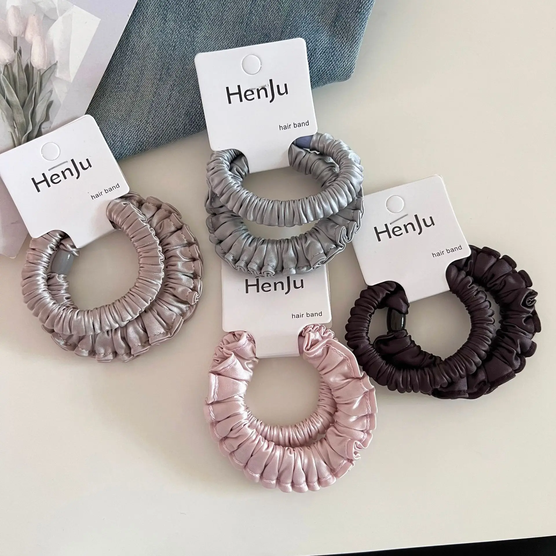High elastic ponytail bracket, a pair of satin headbands, women's non-slip headbands, and girls' fashion hair accessories.
High elastic ponytail bracket, a pair of satin headbands, women's non-slip headbands, and girls' fashion hair accessories.