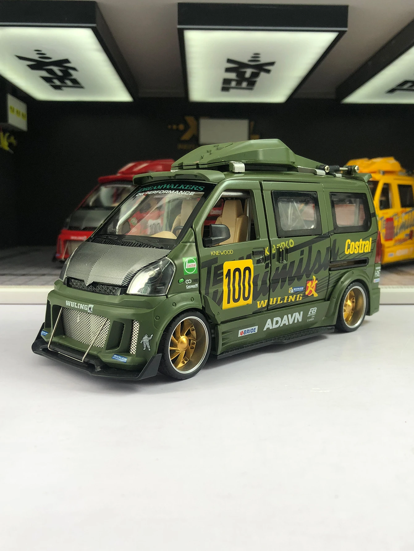 1: 24, модифицированная модель фургона из цинкового сплава, статическое украшение, металлический коллекционный подарочный автомобиль
1: 24, модифицированная модель фургона из цинкового сплава, статическое украшение, металлический коллекционный подарочный автомобиль