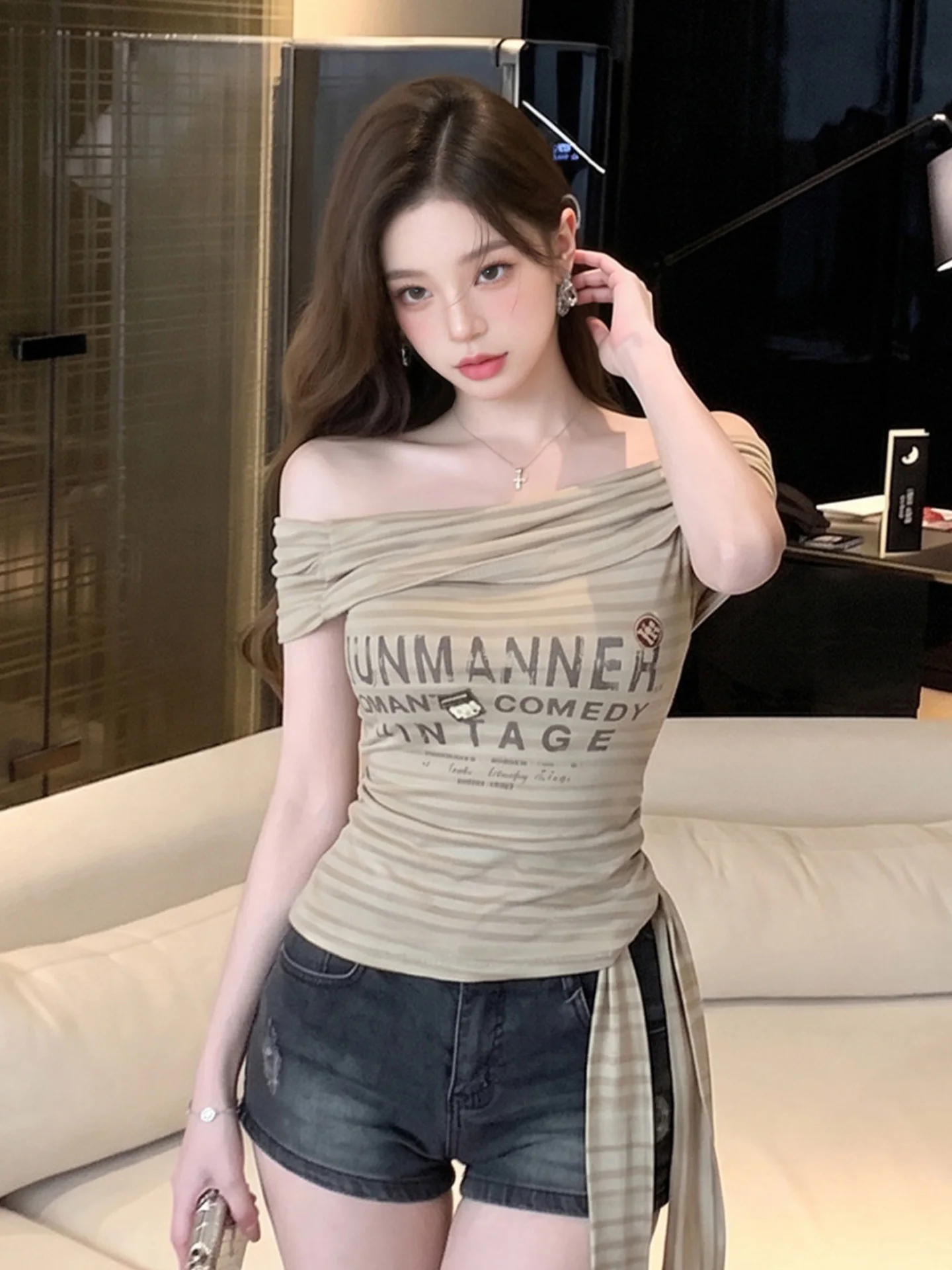 Retro Striped Shoulder Bared Sleeveless T Shirt Women's Summer New Style Letter Print One Shoulder Tie Top Korean Version
Retro Striped Shoulder Bared Sleeveless T Shirt Women's Summer New Style Letter Print One Shoulder Tie Top Korean Version