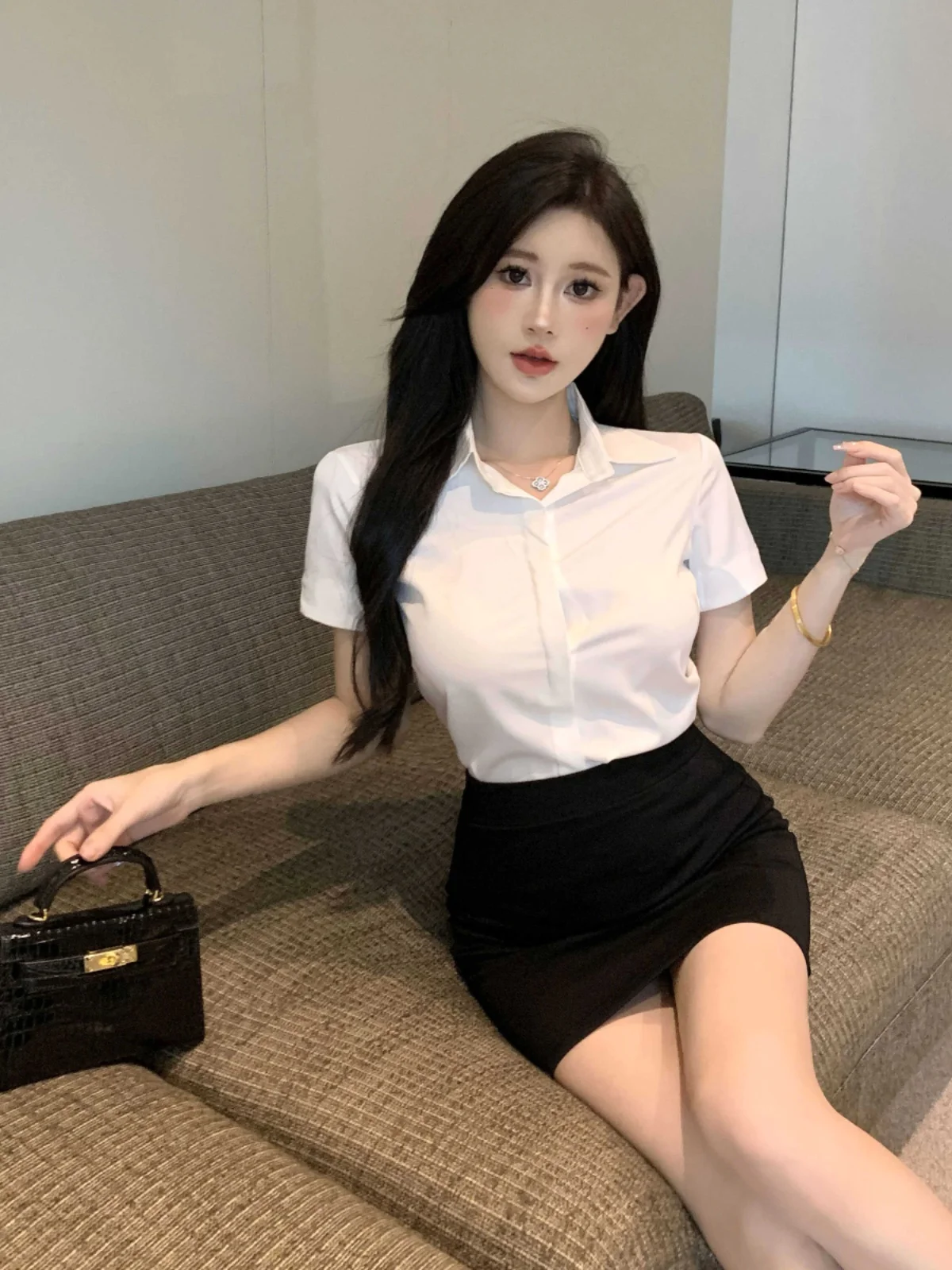 Летний сексуальный топ для секретаря, офисная униформа, утягивающая белая рубашка для офиса, женский комплект униформы, модный универсальный стильный комплект.
Летний сексуальный топ для секретаря, офисная униформа, утягивающая белая рубашка для офиса, женский комплект униформы, модный универсальный стильный комплект.