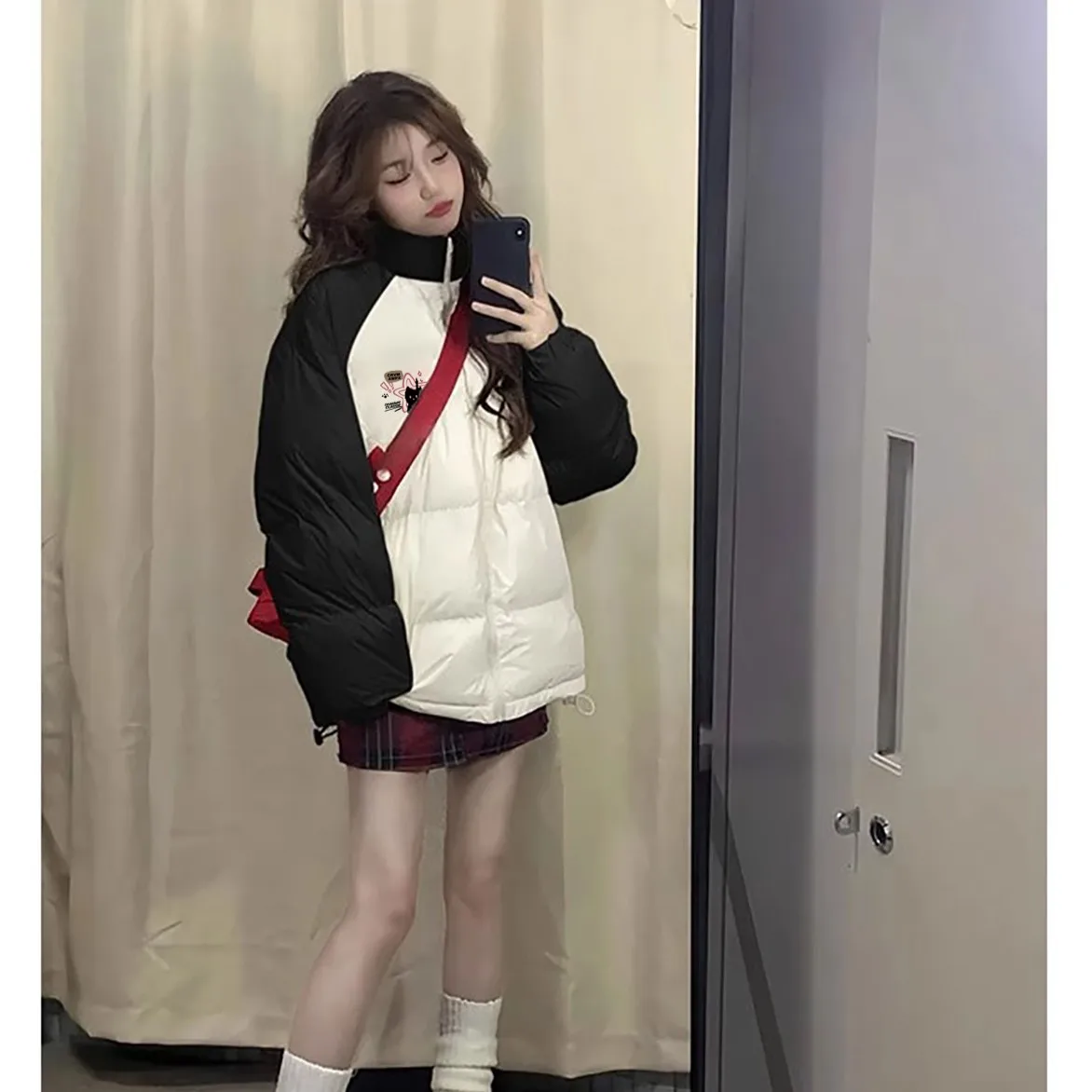 Парка с меховым воротником для женщин, подходит для переходных сезонов, изменяющихся климатических условий, идеально подходит для переменной погоды.
Парка с меховым воротником для женщин, подходит для переходных сезонов, изменяющихся климатических условий, идеально подходит для переменной погоды.