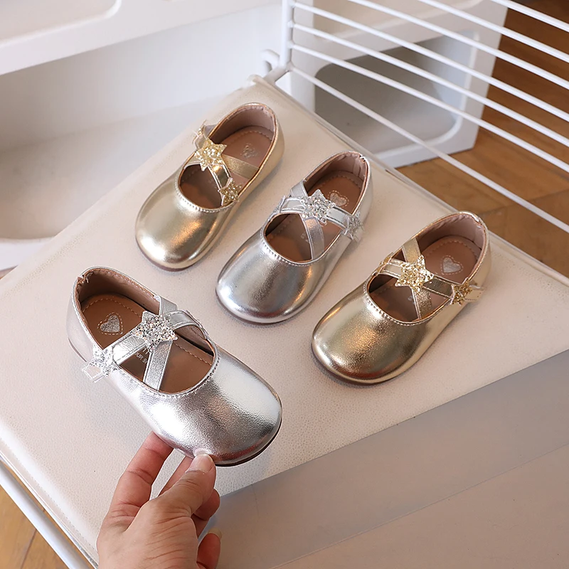 Детские кожаные туфли-балетки с металлическими ремешками для девочек, новинка лета 2026, мягкая подошва, классические, для принцесс, для школы и танцев
Детские кожаные туфли-балетки с металлическими ремешками для девочек, новинка лета 2026, мягкая подошва, классические, для принцесс, для школы и танцев