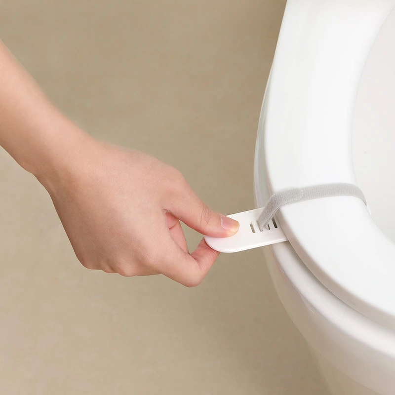 Подъемник для крышки унитаза в ванной комнате изготовлен из утолщенного АБС-пластика с резиновым ремешком для фиксации крышки унитаза.
Подъемник для крышки унитаза в ванной комнате изготовлен из утолщенного АБС-пластика с резиновым ремешком для фиксации крышки унитаза.