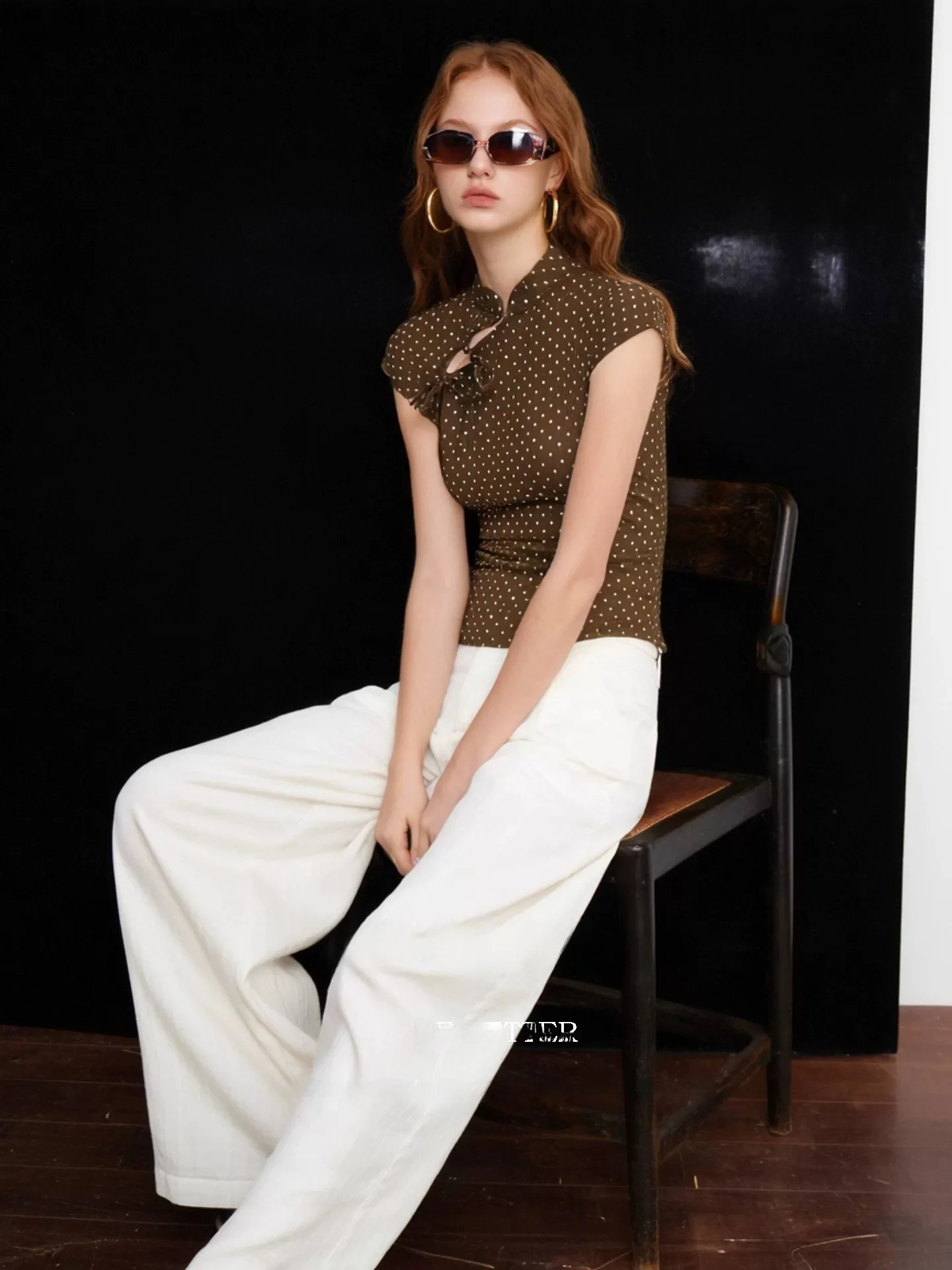 HUAAPPUW Retro Brown Polka Dot T-Shirt with Belt Stand Collar Pleated Slim Short Sleeve Women's Summer New Fashion Top
HUAAPPUW Retro Brown Polka Dot T-Shirt with Belt Stand Collar Pleated Slim Short Sleeve Women's Summer New Fashion Top