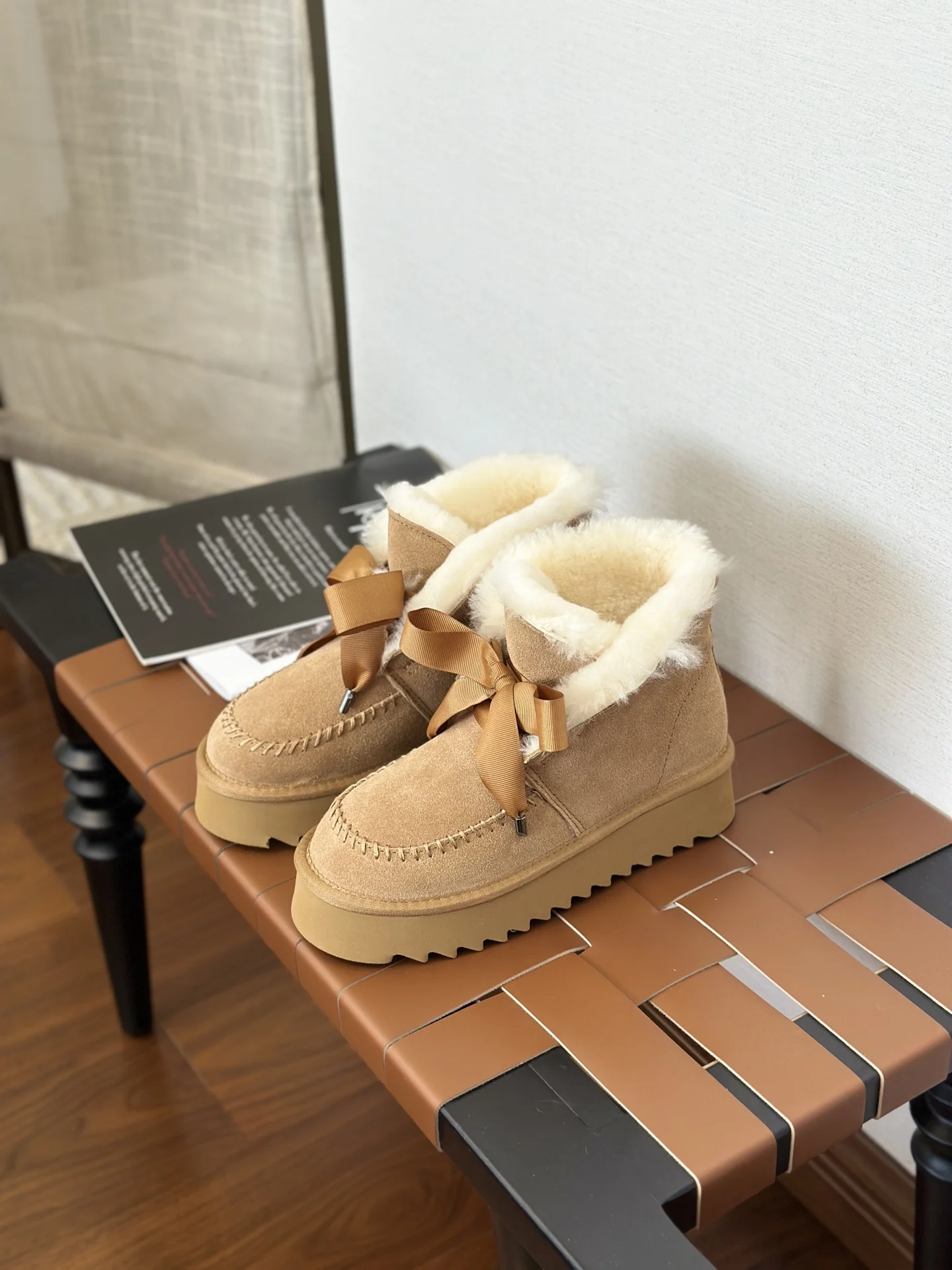 2026 New Woman Designer Ankle Shoes Girl Flat Loafer Winter Fur Lady Ribbon Snow Boots Luxury Brand Slipper Original
2026 New Woman Designer Ankle Shoes Girl Flat Loafer Winter Fur Lady Ribbon Snow Boots Luxury Brand Slipper Original
