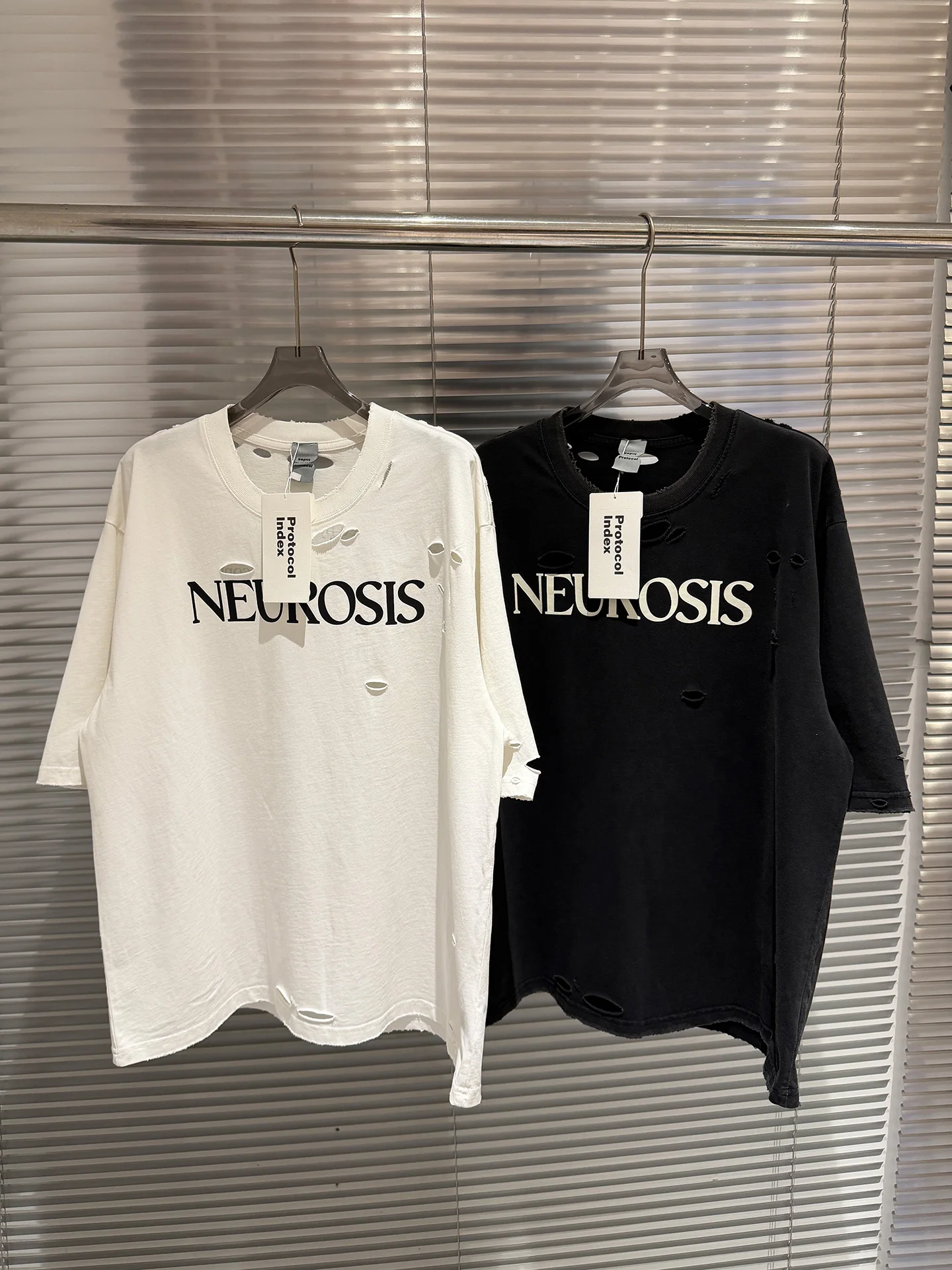 American High Street Trend NEUROSIS Letter Slogan Print Ripped Vintage Loose Men's Short Sleeve T-Shirt Breathable Casual Style
American High Street Trend NEUROSIS Letter Slogan Print Ripped Vintage Loose Men's Short Sleeve T-Shirt Breathable Casual Style