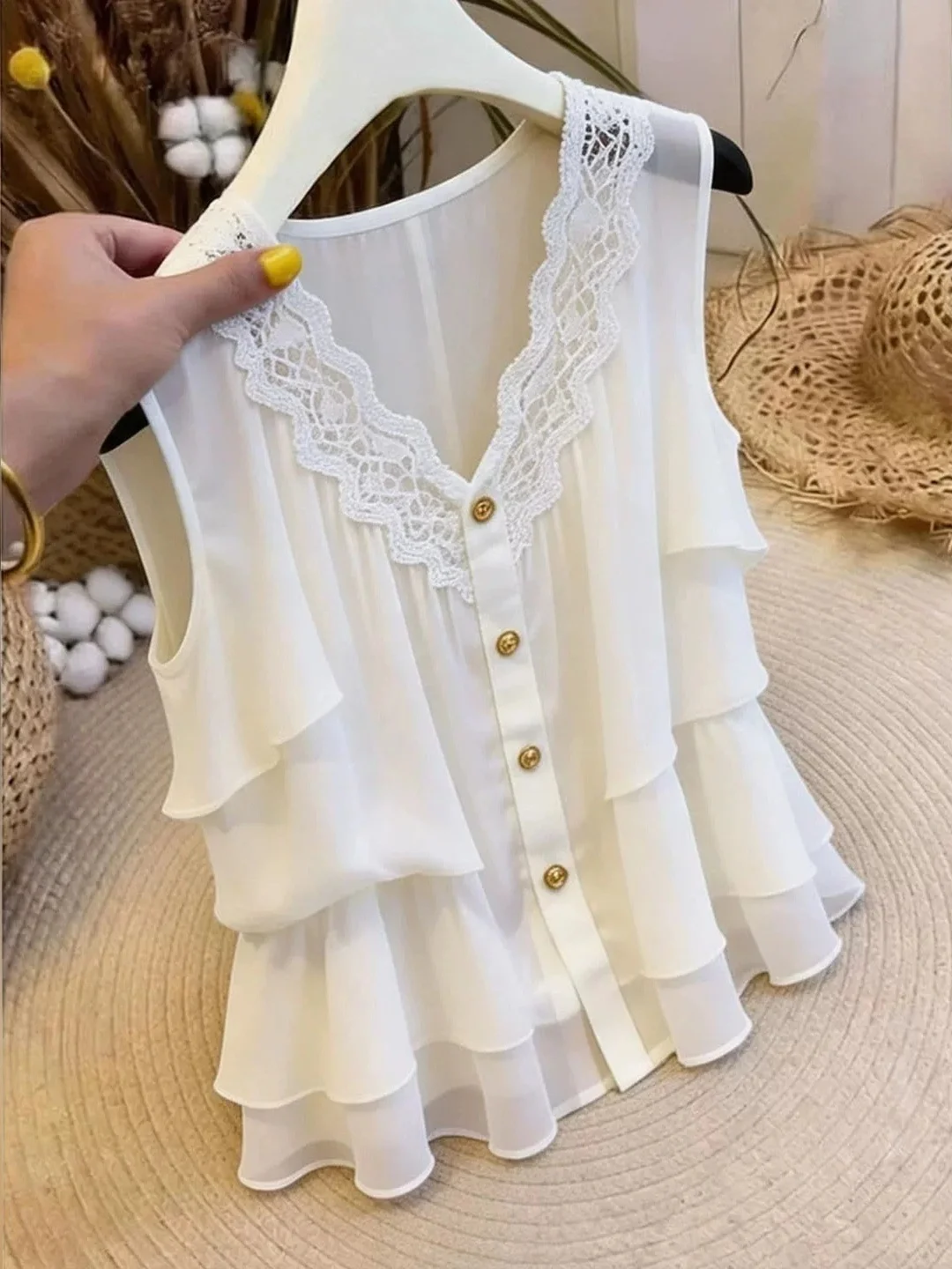 Summer 2026 Gentle Wind Fashion Lace V-neck Vest Design Sensation This Year's Popular Sleeveless Top Women's Style Pleated
Summer 2026 Gentle Wind Fashion Lace V-neck Vest Design Sensation This Year's Popular Sleeveless Top Women's Style Pleated