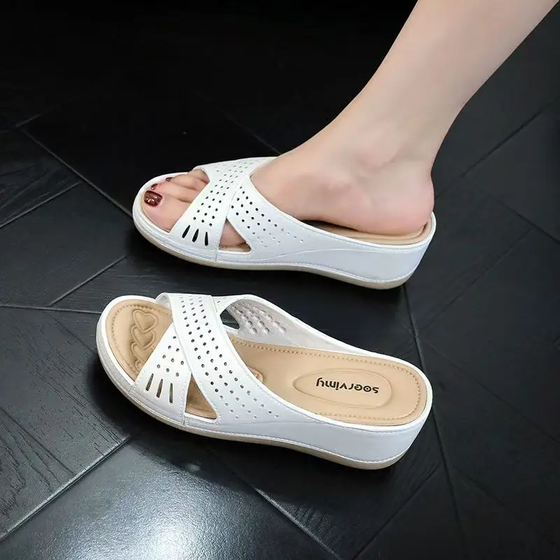 Women PU Leather Wedges One Word Slippers Summer New Thick Sole Non Slip Fashionable Height Increasing Outdoor Slippers Sandals
Women PU Leather Wedges One Word Slippers Summer New Thick Sole Non Slip Fashionable Height Increasing Outdoor Slippers Sandals