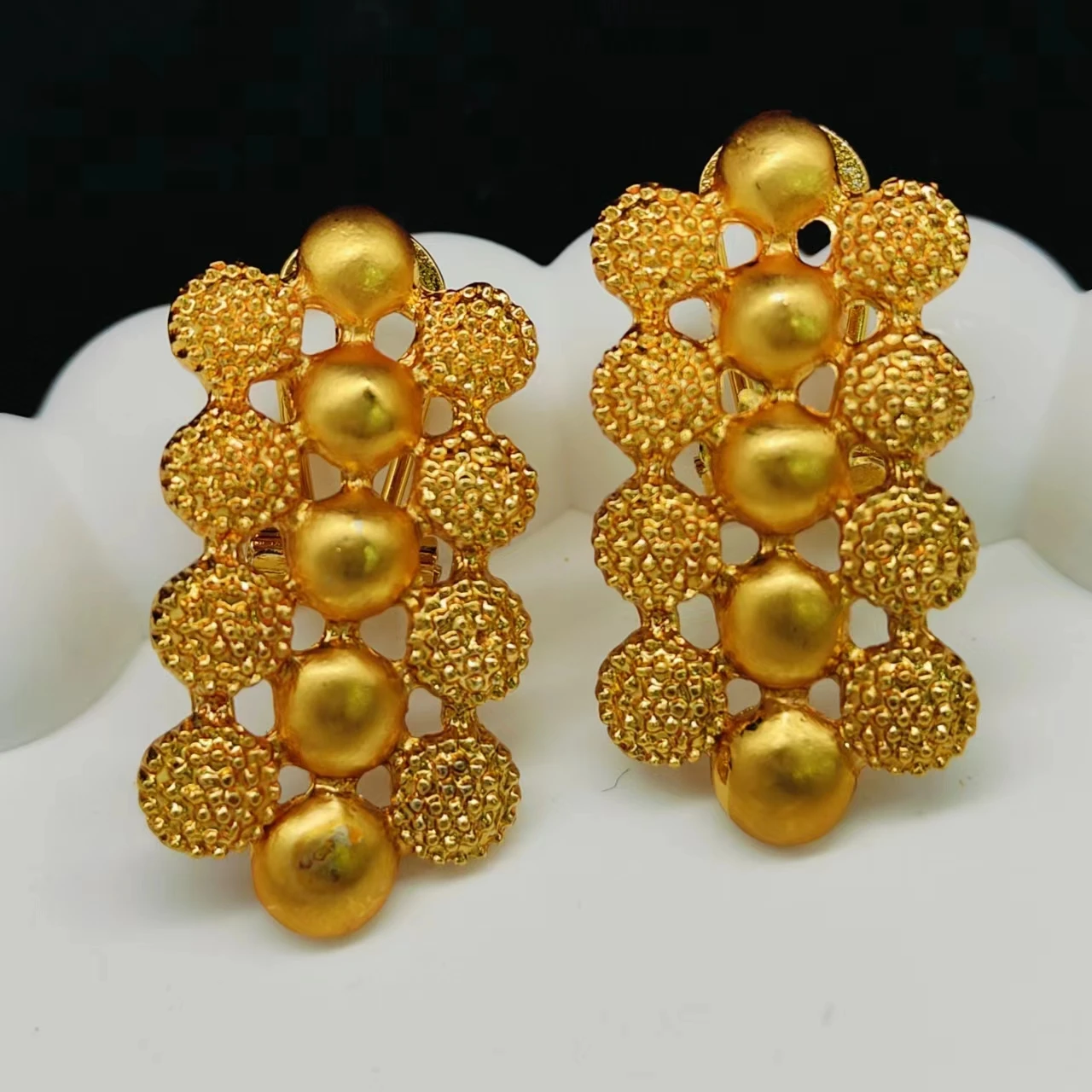 24K Gold-plated Dubai Simple Fashion Earrings Piercings Cartilage Ear Ring for Women Bride Ornament Gift Fine Jewelry
24K Gold-plated Dubai Simple Fashion Earrings Piercings Cartilage Ear Ring for Women Bride Ornament Gift Fine Jewelry