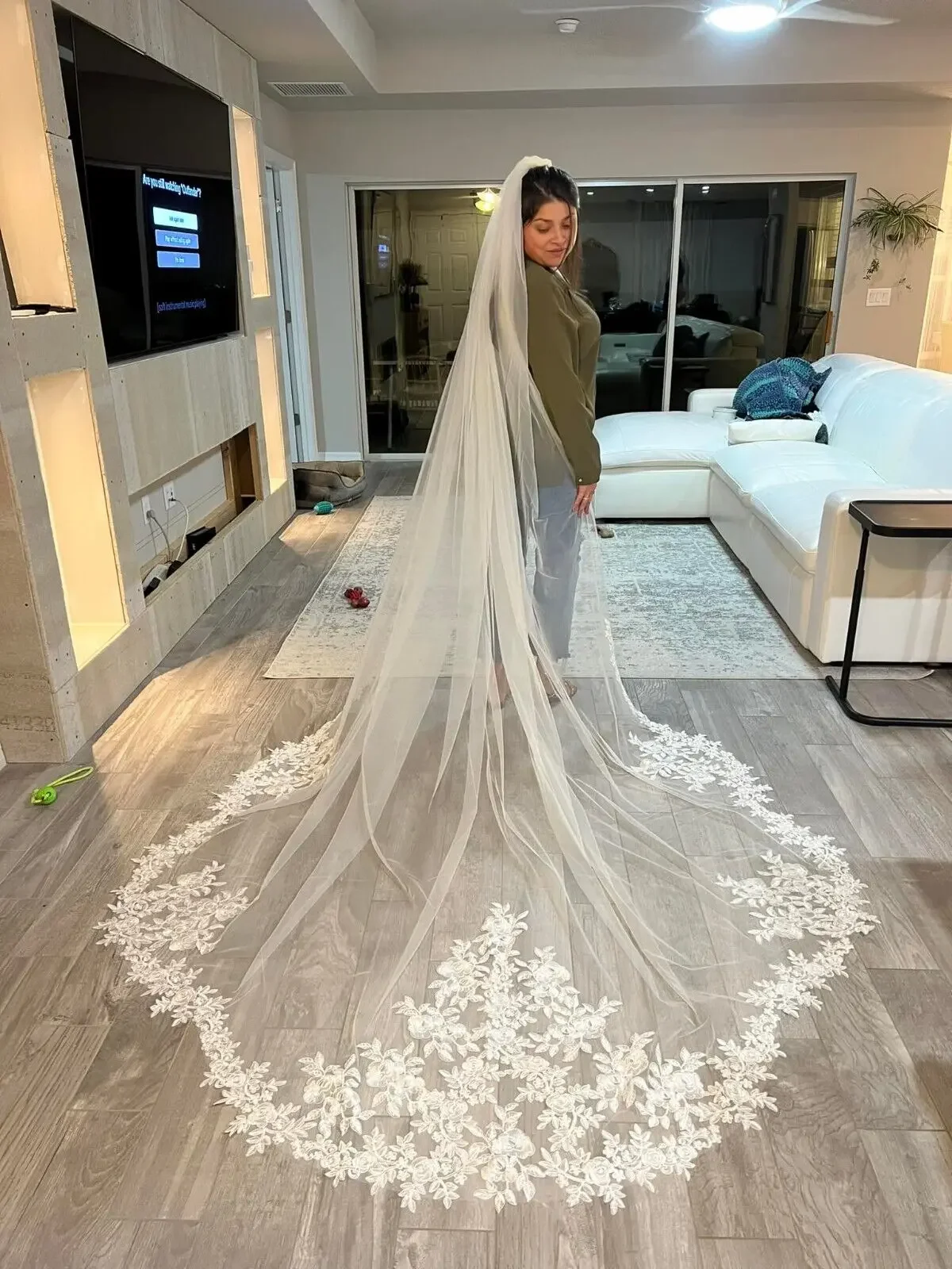 3M 3.5M 4M 5M Cathedral Wedding Veil White Off-White Ivory Lace Applique Long Bridal Veil Metal Comb
3M 3.5M 4M 5M Cathedral Wedding Veil White Off-White Ivory Lace Applique Long Bridal Veil Metal Comb