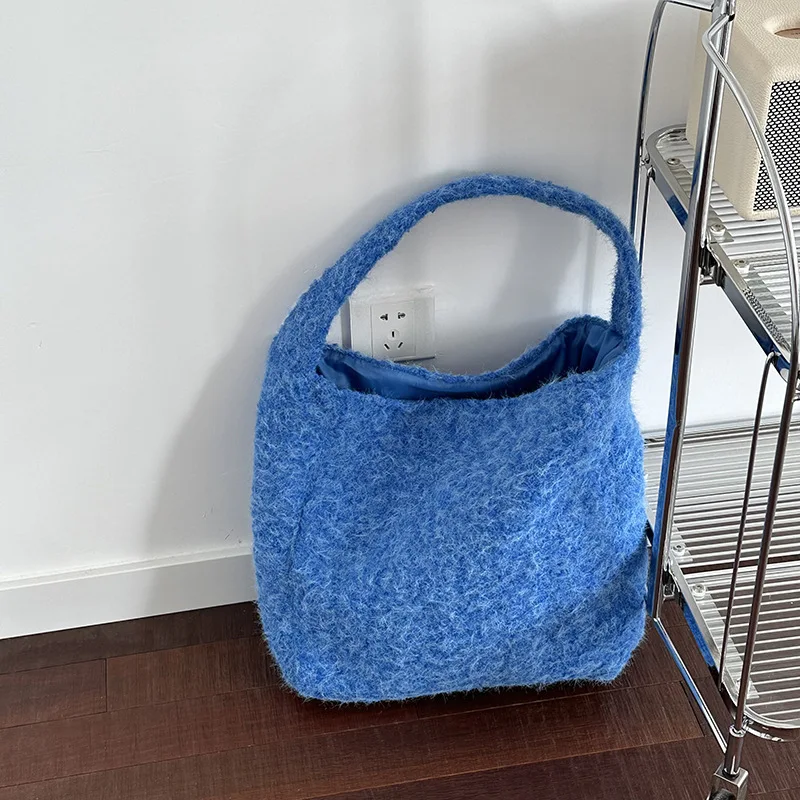 Niche Woolen Retro Commuter Single Shoulder Versatile Personality Soft Handbag
Niche Woolen Retro Commuter Single Shoulder Versatile Personality Soft Handbag