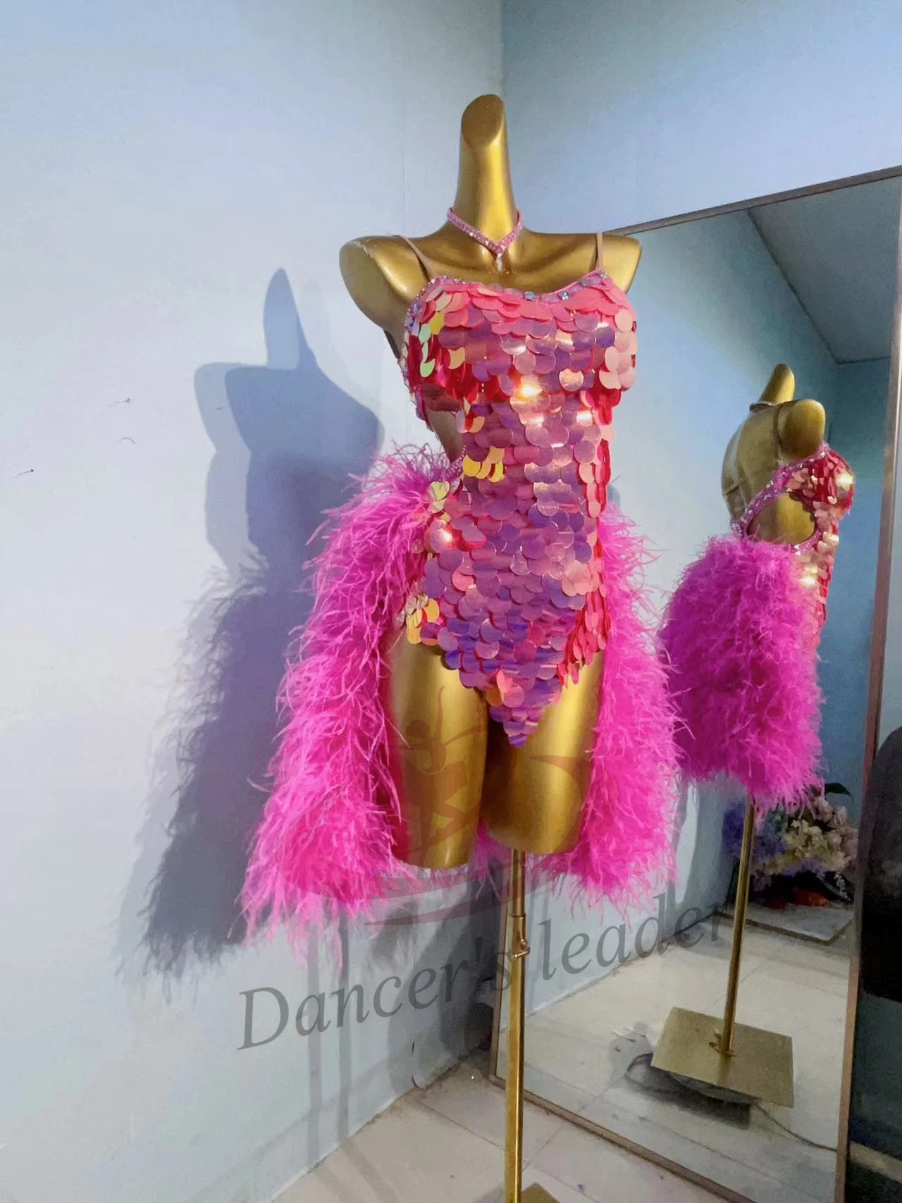 Latin Dance Competition Women's High-end Dress Custom Glitter Sequin Suspender With Fluffy Tail Samba Performance Clothing
Latin Dance Competition Women's High-end Dress Custom Glitter Sequin Suspender With Fluffy Tail Samba Performance Clothing