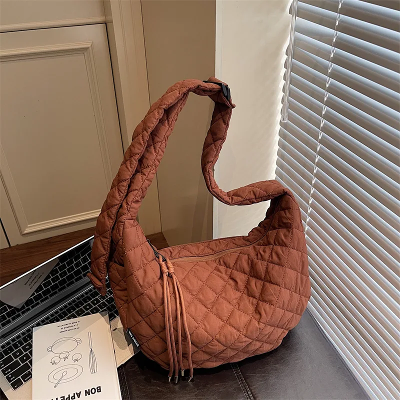 Новые зимние женские сумки-хобо, стеганые сумки через плечо большой вместимости для путешествий, поездок на работу, текстура и универсальные сумки-портфели
Новые зимние женские сумки-хобо, стеганые сумки через плечо большой вместимости для путешествий, поездок на работу, текстура и универсальные сумки-портфели