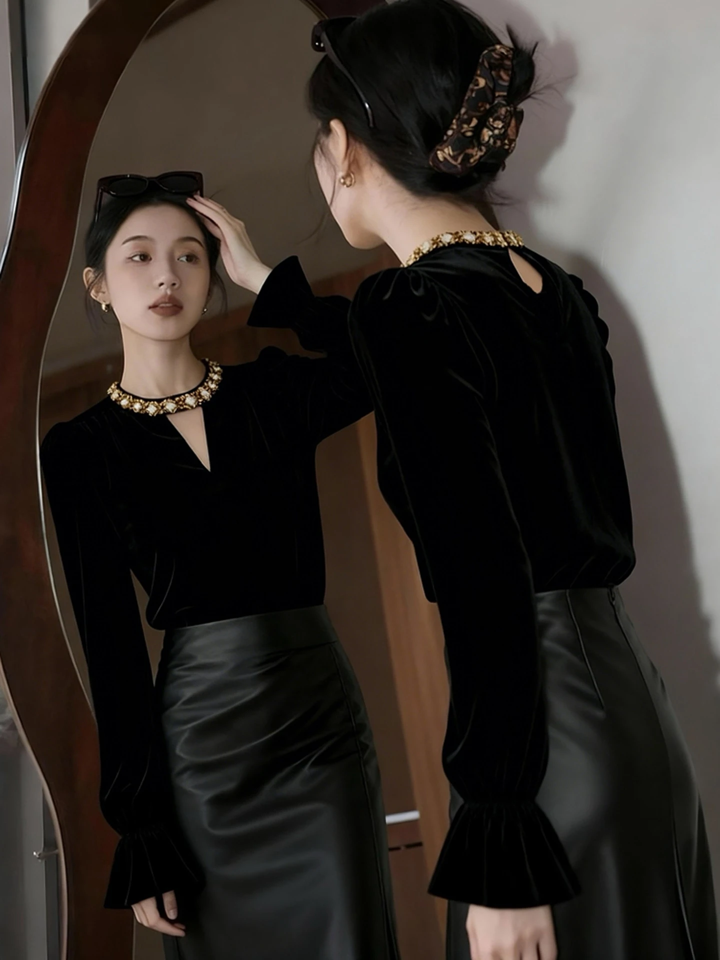 Hebe Style Black Slim Fit Velvet Base Shirt Women's Autumn Winter plus Size Beautiful Inner Wear Bell Sleeve Top
Hebe Style Black Slim Fit Velvet Base Shirt Women's Autumn Winter plus Size Beautiful Inner Wear Bell Sleeve Top