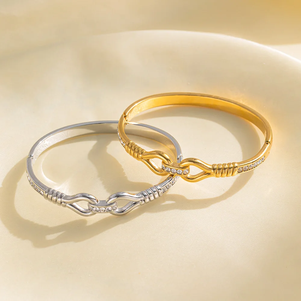 Fashionable kink buckle design stainless steel 18K women's bracelet, waterproof jewelry, suitable for daily wear
Fashionable kink buckle design stainless steel 18K women's bracelet, waterproof jewelry, suitable for daily wear