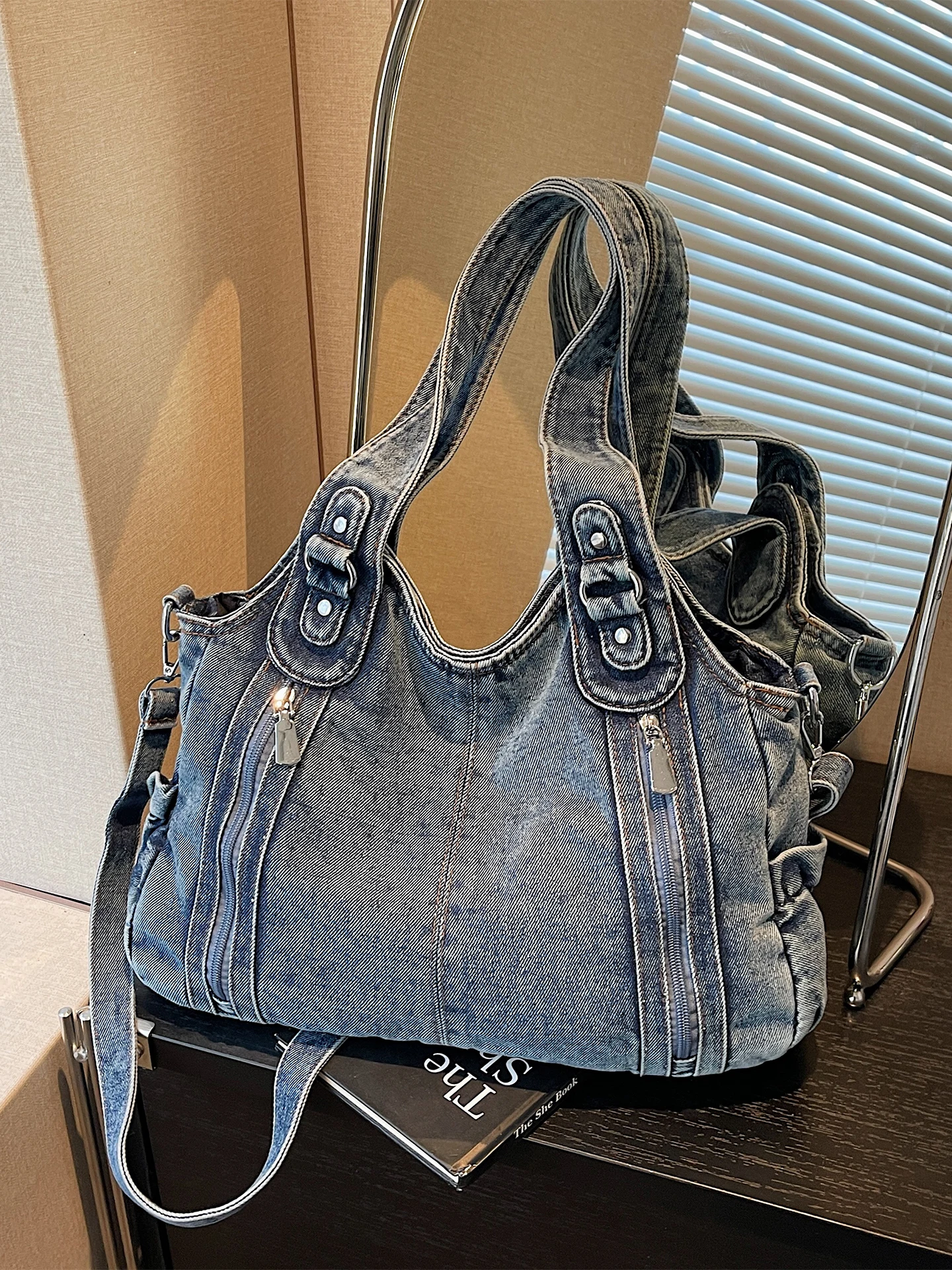 Casual Denim Shoulder Bag Large Capacity Tote Bag Commuter Crossbody Bag for Women New 2026 Fashion Soft Handle Zipper Closure
Casual Denim Shoulder Bag Large Capacity Tote Bag Commuter Crossbody Bag for Women New 2026 Fashion Soft Handle Zipper Closure