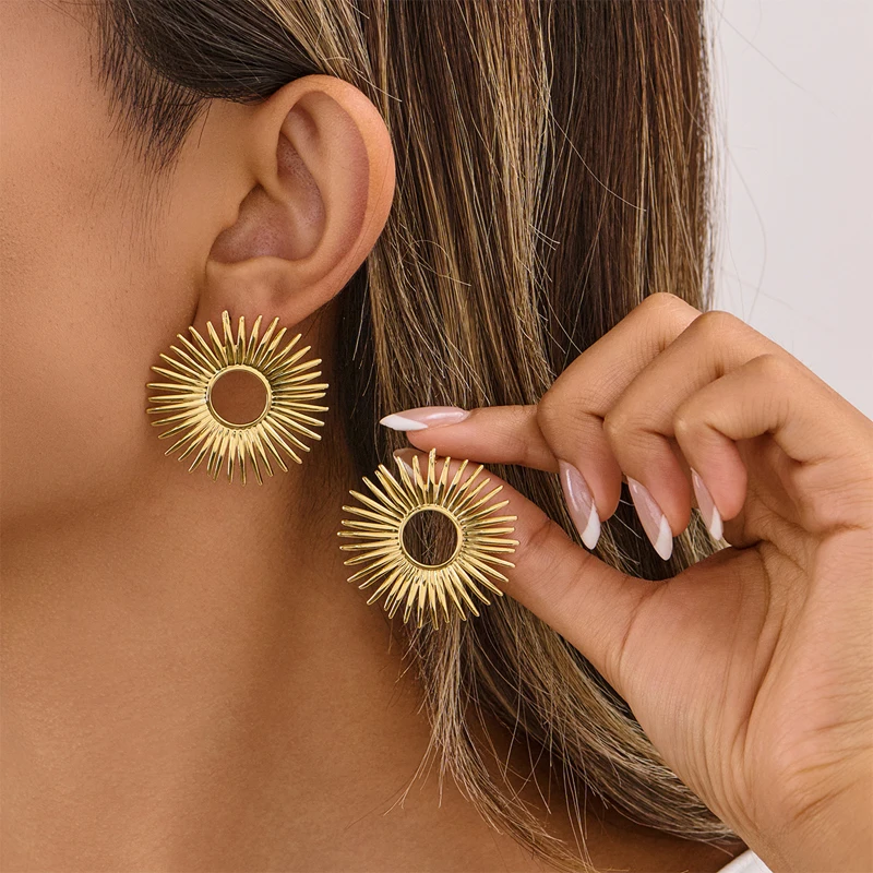 1 Pair of European and American Style Exaggerated Luxury Sunflower Stainless Steel Earrings in Gold, with a Niche High-End Design
1 Pair of European and American Style Exaggerated Luxury Sunflower Stainless Steel Earrings in Gold, with a Niche High-End Design