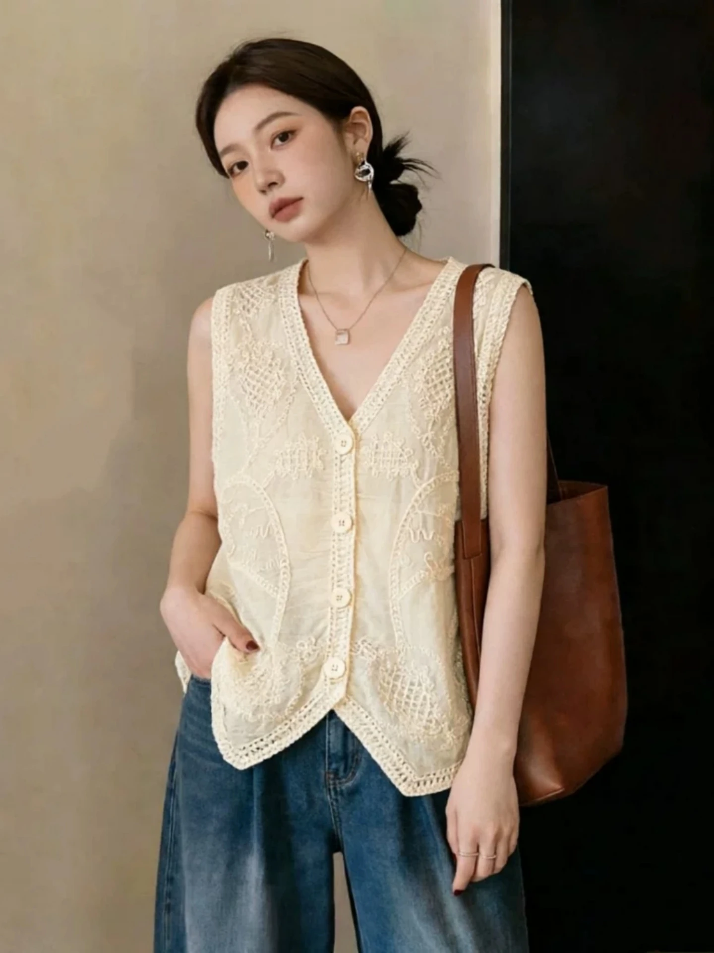V-Neck Sleeveless Lace Embroidery Women's Vest Outerwear Summer 2026 plus Size Slimming High-End Feeling Short Length
V-Neck Sleeveless Lace Embroidery Women's Vest Outerwear Summer 2026 plus Size Slimming High-End Feeling Short Length