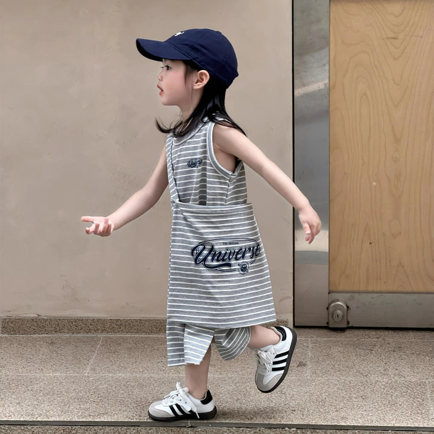 Girls' Suit 2026 Spring/summer New Childrens Clothes Girls Baby Loose Casual Grey Striped Sundress with A Two-piece Bag Set
Girls' Suit 2026 Spring/summer New Childrens Clothes Girls Baby Loose Casual Grey Striped Sundress with A Two-piece Bag Set