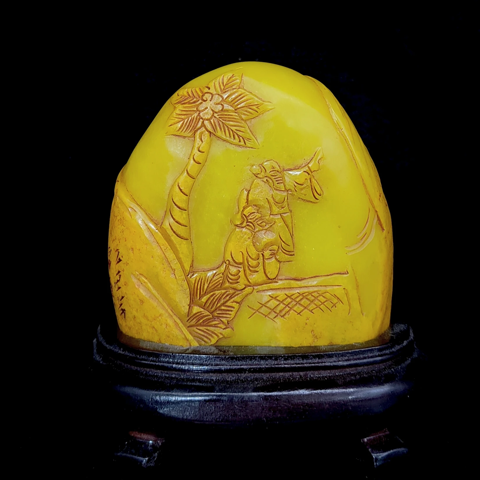 A cherished old tianhuang stone small mountain decorative piece, intricately carved, with hard jade quality.
A cherished old tianhuang stone small mountain decorative piece, intricately carved, with hard jade quality.