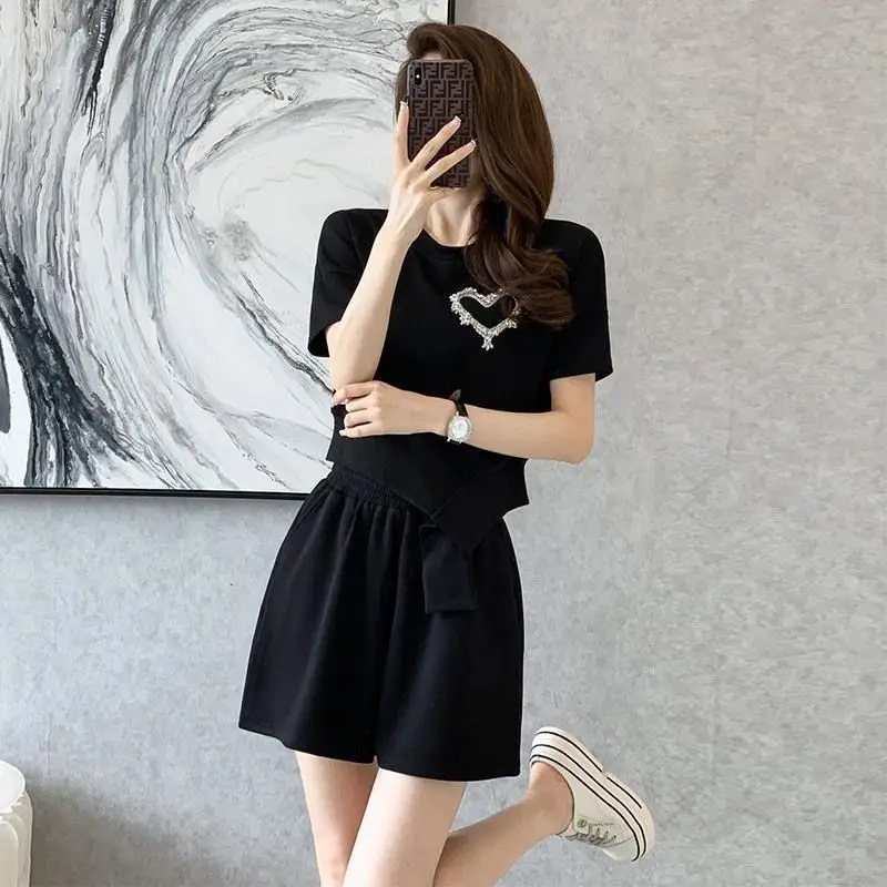 2023 Spring Summer New Women's Casual Tracksuit Fashion Office Suit Slimming V-neck Tops And Shorts Two Piece Set Ladies Clothes
2023 Spring Summer New Women's Casual Tracksuit Fashion Office Suit Slimming V-neck Tops And Shorts Two Piece Set Ladies Clothes