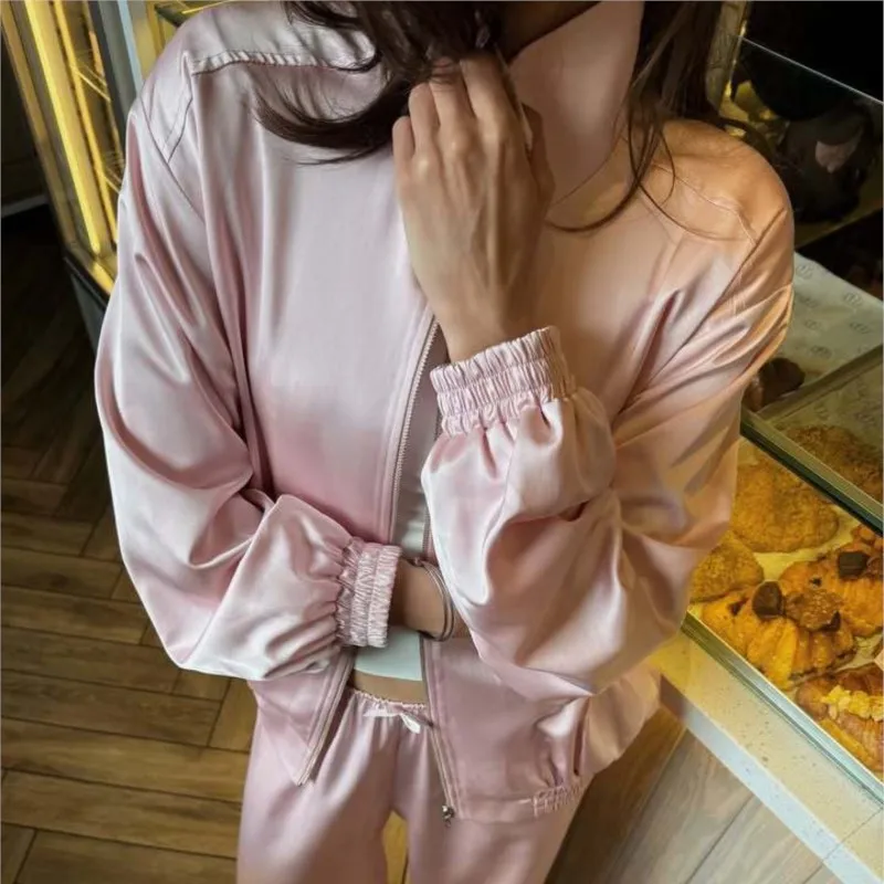 Loose Fit Top & Casual Wide Leg Pants Trendy Lounge Outfit Solid Color Casual Sports 2025 New Women's Satin Two-Piece Set
Loose Fit Top & Casual Wide Leg Pants Trendy Lounge Outfit Solid Color Casual Sports 2025 New Women's Satin Two-Piece Set