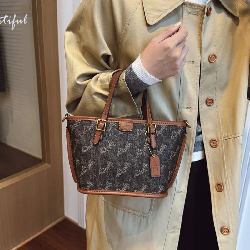 Женская большая сумка из кожи премиум-класса с высококачественным модным парижским легким повседневным современным стилем
Женская большая сумка из кожи премиум-класса с высококачественным модным парижским легким повседневным современным стилем 