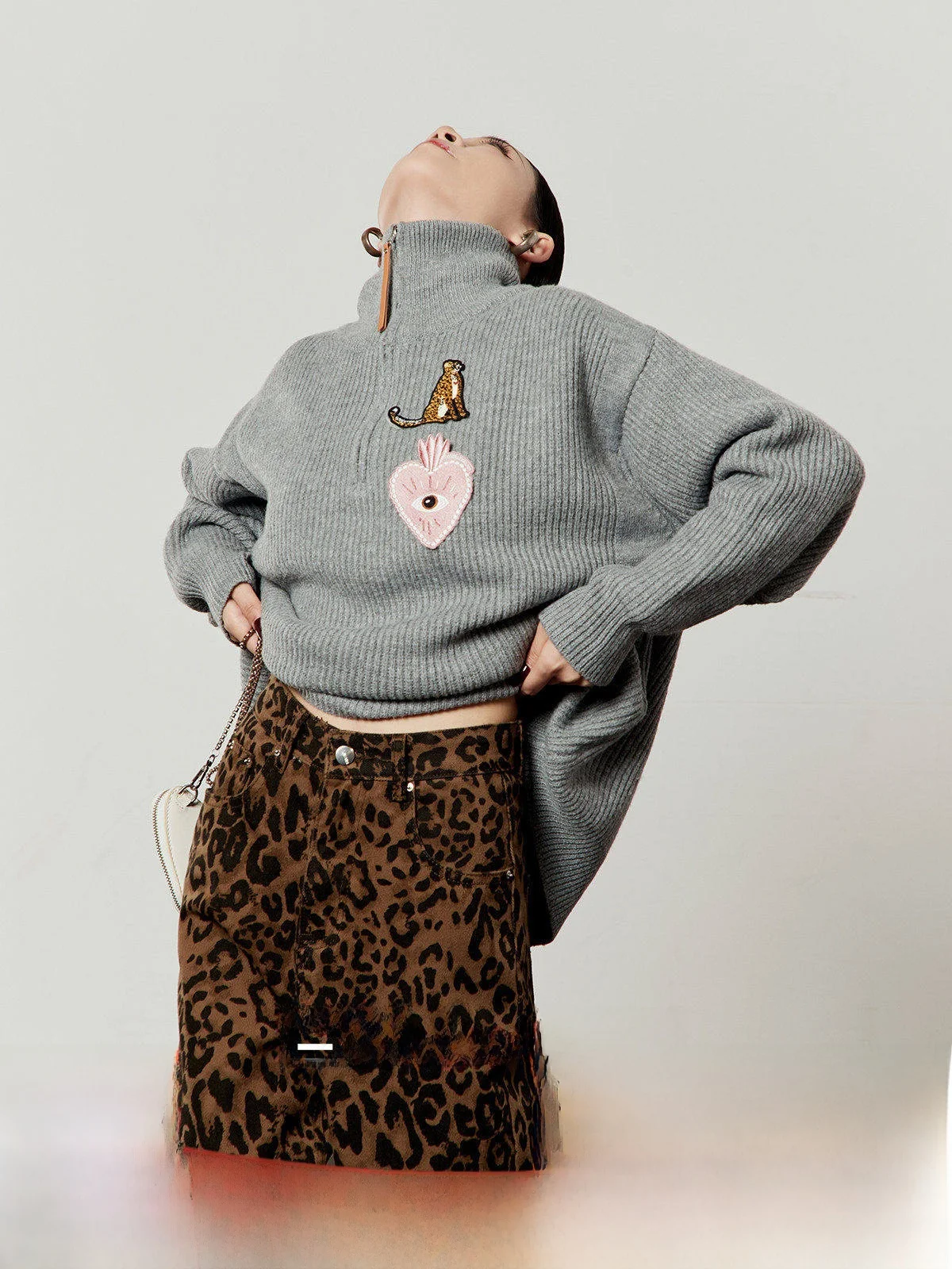 Zhou Li Wu Flower Grey Knitted Loose Women's Sweater Spring 2026 New Half Zipper Stand Collar Comfortable Knitwear Top
Zhou Li Wu Flower Grey Knitted Loose Women's Sweater Spring 2026 New Half Zipper Stand Collar Comfortable Knitwear Top