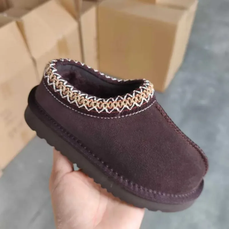 Winter Kids Fashion Snow Boots New Design Girls Boys Genuine Cow Leather Outdoor Warm Shoes Baby Classic Ultra Mini Fur Slippers
Winter Kids Fashion Snow Boots New Design Girls Boys Genuine Cow Leather Outdoor Warm Shoes Baby Classic Ultra Mini Fur Slippers