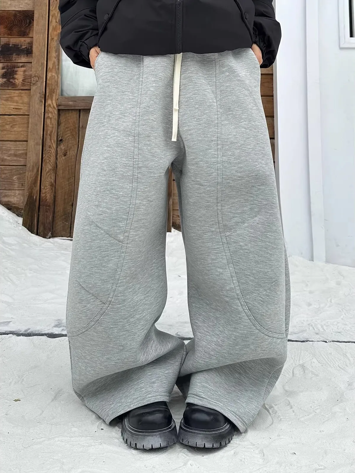 Свободные широкие спортивные брюки оверсайз из американского ретро-хлопка с декоративными элементами, повседневные, визуально стройнящие фигуру
Свободные широкие спортивные брюки оверсайз из американского ретро-хлопка с декоративными элементами, повседневные, визуально стройнящие фигуру