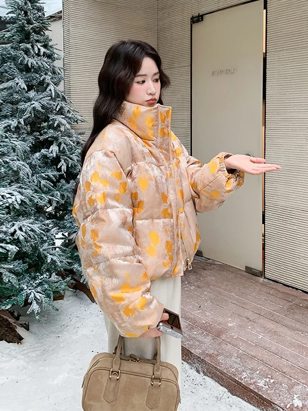 Модная женская короткая зимняя куртка с вышивкой и воротником-стойкой, новый дизайн 2025 года, теплая, с наполнителем из белого утиного пуха
Модная женская короткая зимняя куртка с вышивкой и воротником-стойкой, новый дизайн 2025 года, теплая, с наполнителем из белого утиного пуха