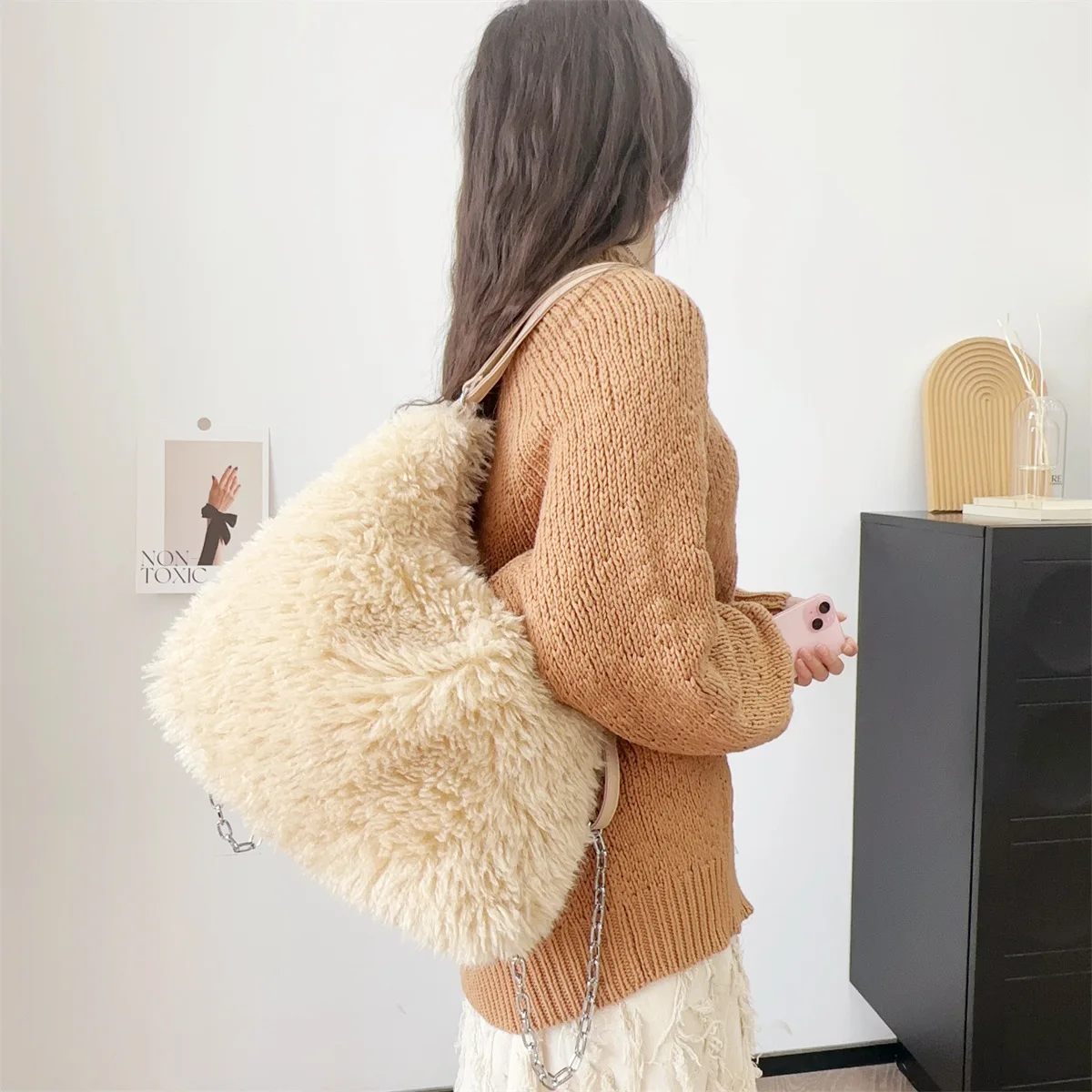 Autumn winter new women fluffy plush tote bag stylish multifunctional commuter large capacity fixing pad one shoulder cross bag
Autumn winter new women fluffy plush tote bag stylish multifunctional commuter large capacity fixing pad one shoulder cross bag